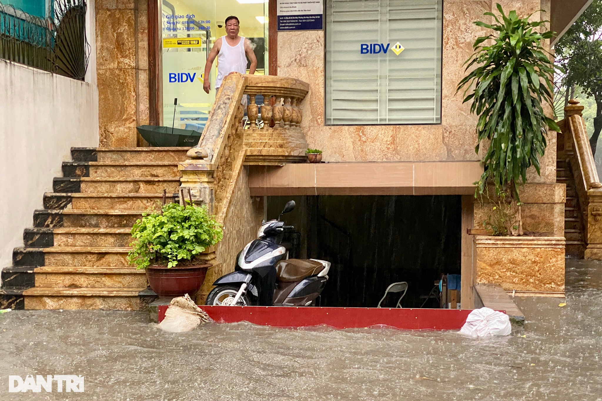 Cận cảnh nhiều xe sang mersedes ngập sâu trong nước sau mưa lớn ở Hà Nội - Ảnh 14.