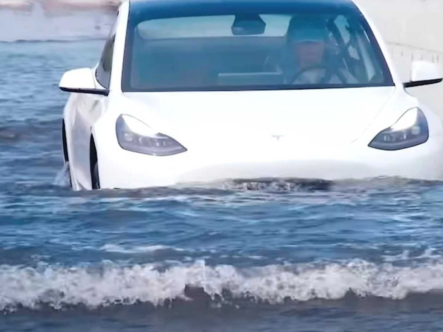 Xe điện Tesla Model 3 đang thử nghiệm đi qua vùng nước sâu tại Trung Quốc (Ảnh:Insideevs).