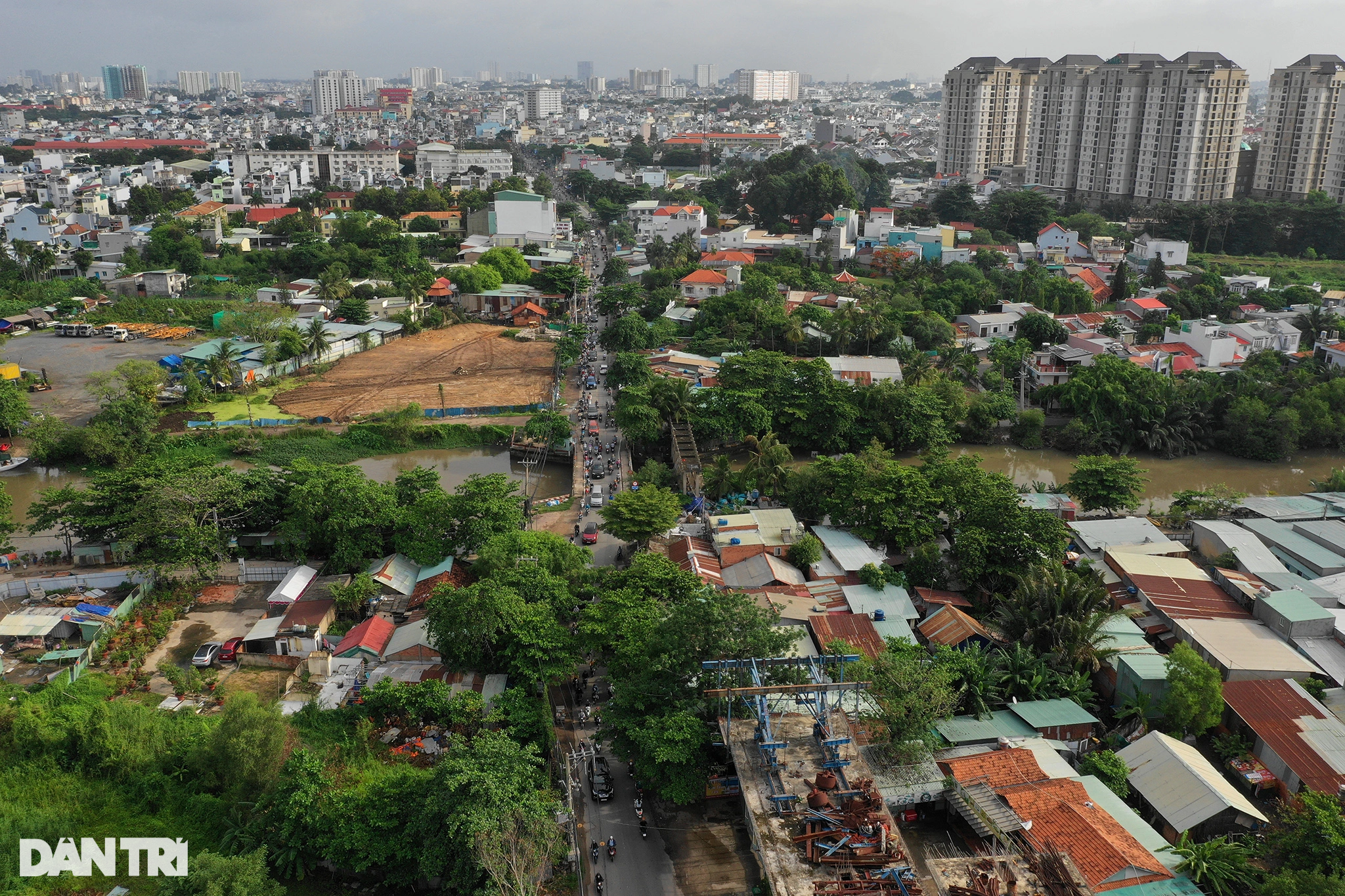 Người dân ngã nhào trên đường hẹp vì dự án cầu treo 7 năm ở TP Thủ Đức - 4 Người dân ngã nhào trên đường hẹp vì dự án cầu treo 7 năm ở TP Thủ Đức - 4