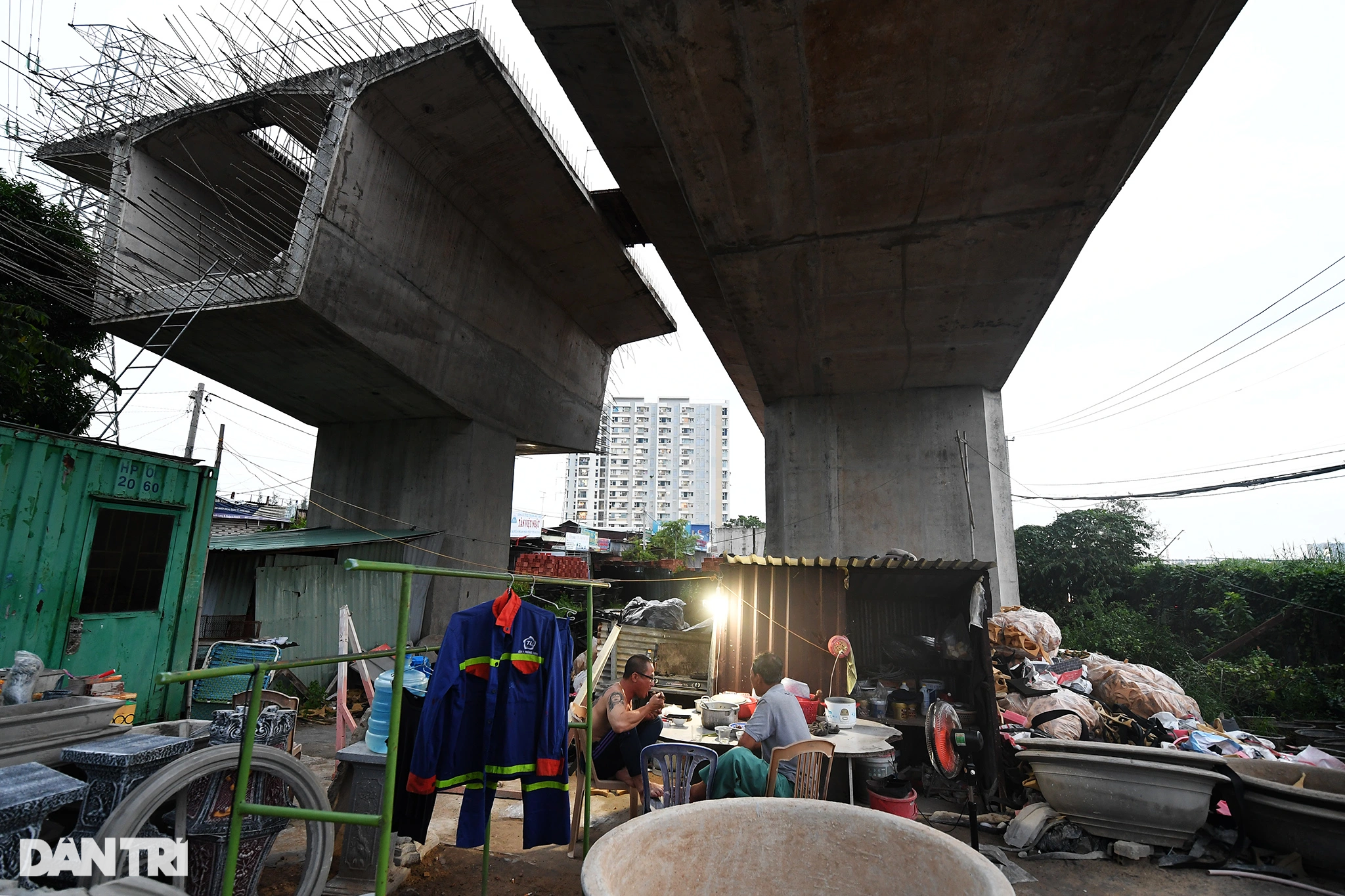 Người dân ngã nhào trên đường hẹp vì dự án cầu treo 7 năm ở TP Thủ Đức - 8