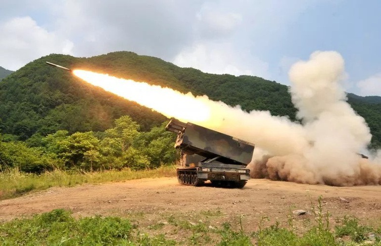 Siêu rocket phương Tây đối đầu dàn hỏa lực chiến thần của Nga ở Donbass - 1