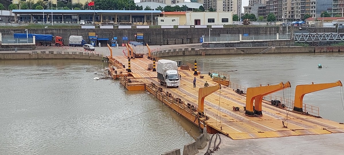 Thông quan trở lại lối mở cầu phao biên giới ở Móng Cái - 1