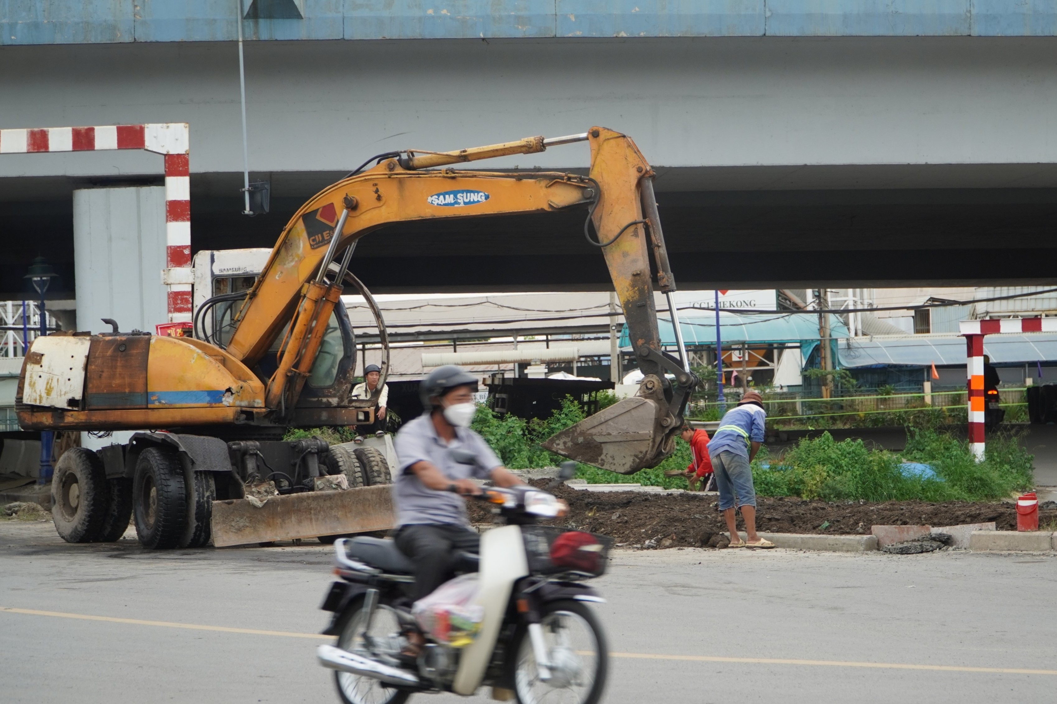 TPHCM: Nghi vấn đường tạm bên hông cầu Rạch Chiếc bị đóng để... tận thu - 2