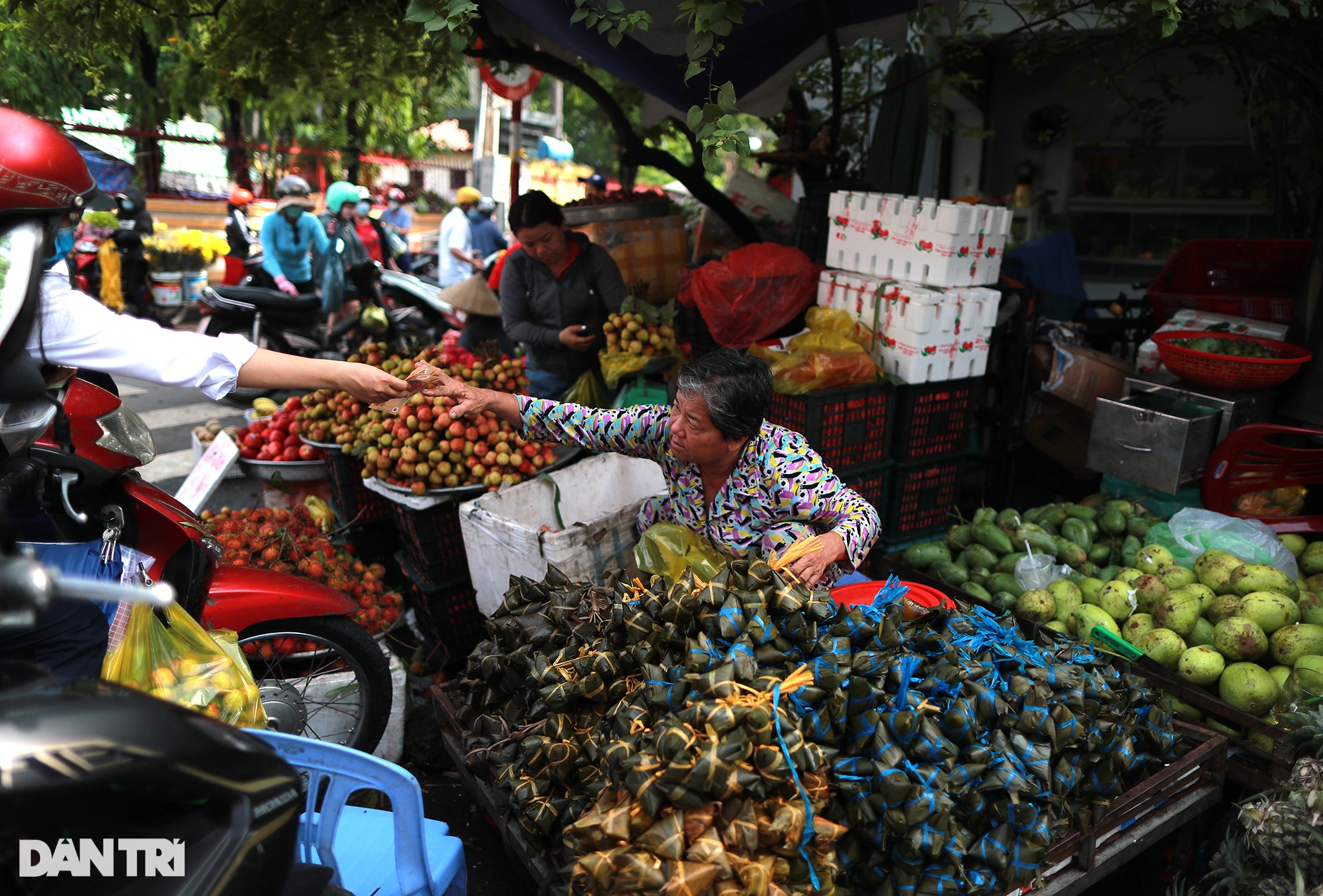 Người dân TPHCM tay xách nách mang mua lá xông, bánh ú cúng Tết Đoan Ngọ - 9