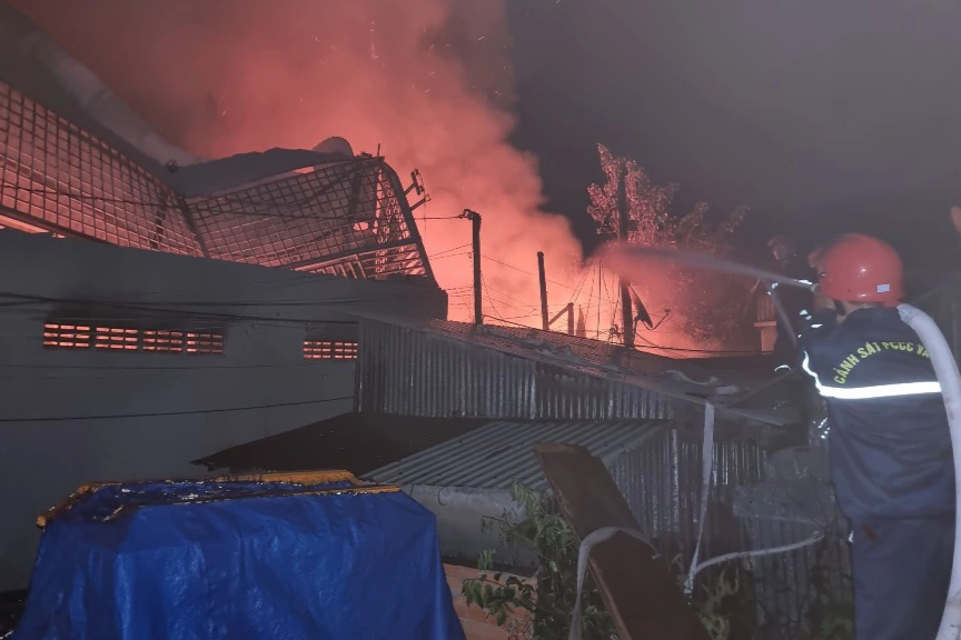 Hỏa hoạn thiêu rụi 6 căn nhà tại TP Châu Đốc - 2