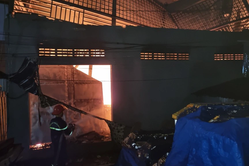 Hỏa hoạn thiêu rụi 6 căn nhà tại TP Châu Đốc - 1