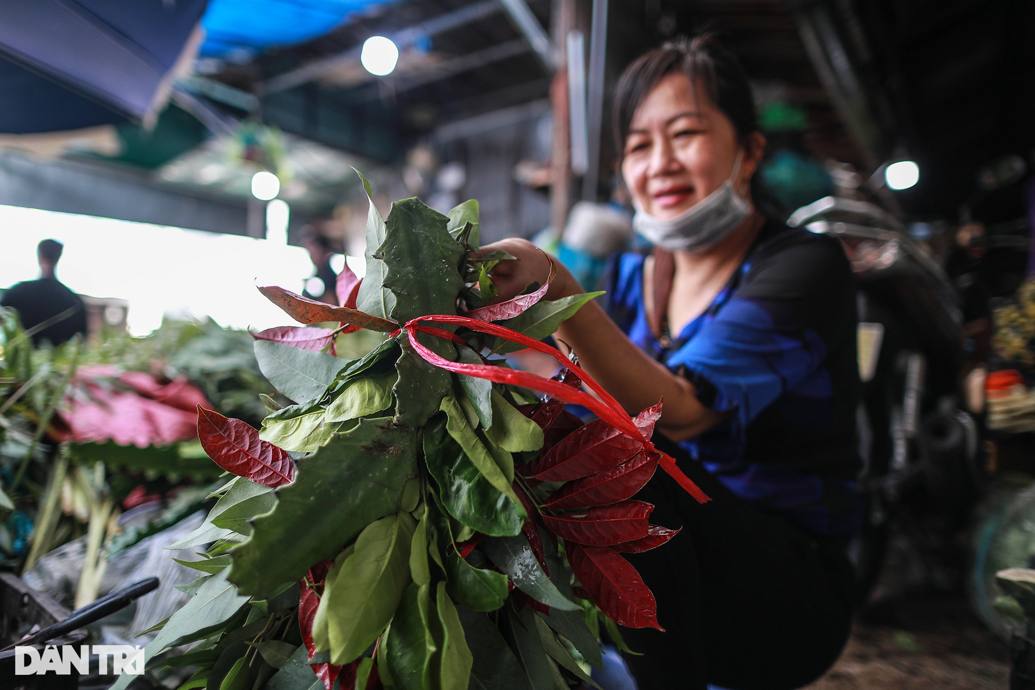 Người dân TPHCM tay xách nách mang mua lá xông, bánh ú cúng Tết Đoan Ngọ - 6