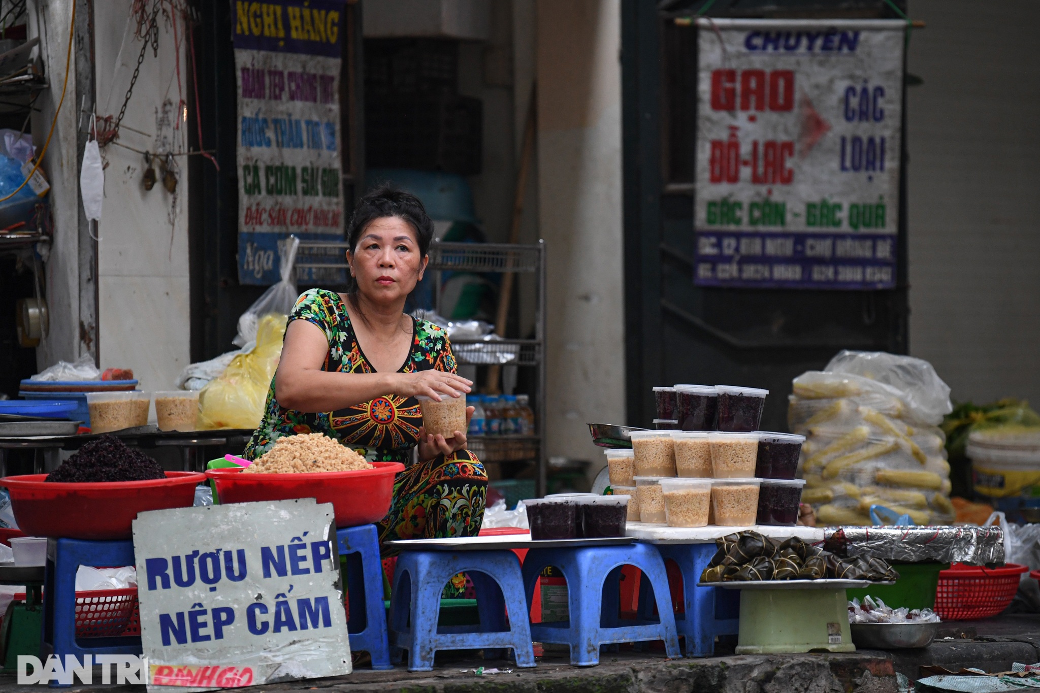 Người Hà Nội dậy sớm mua rượu nếp về &quot;diệt sâu bọ&quot; - Ảnh 8.