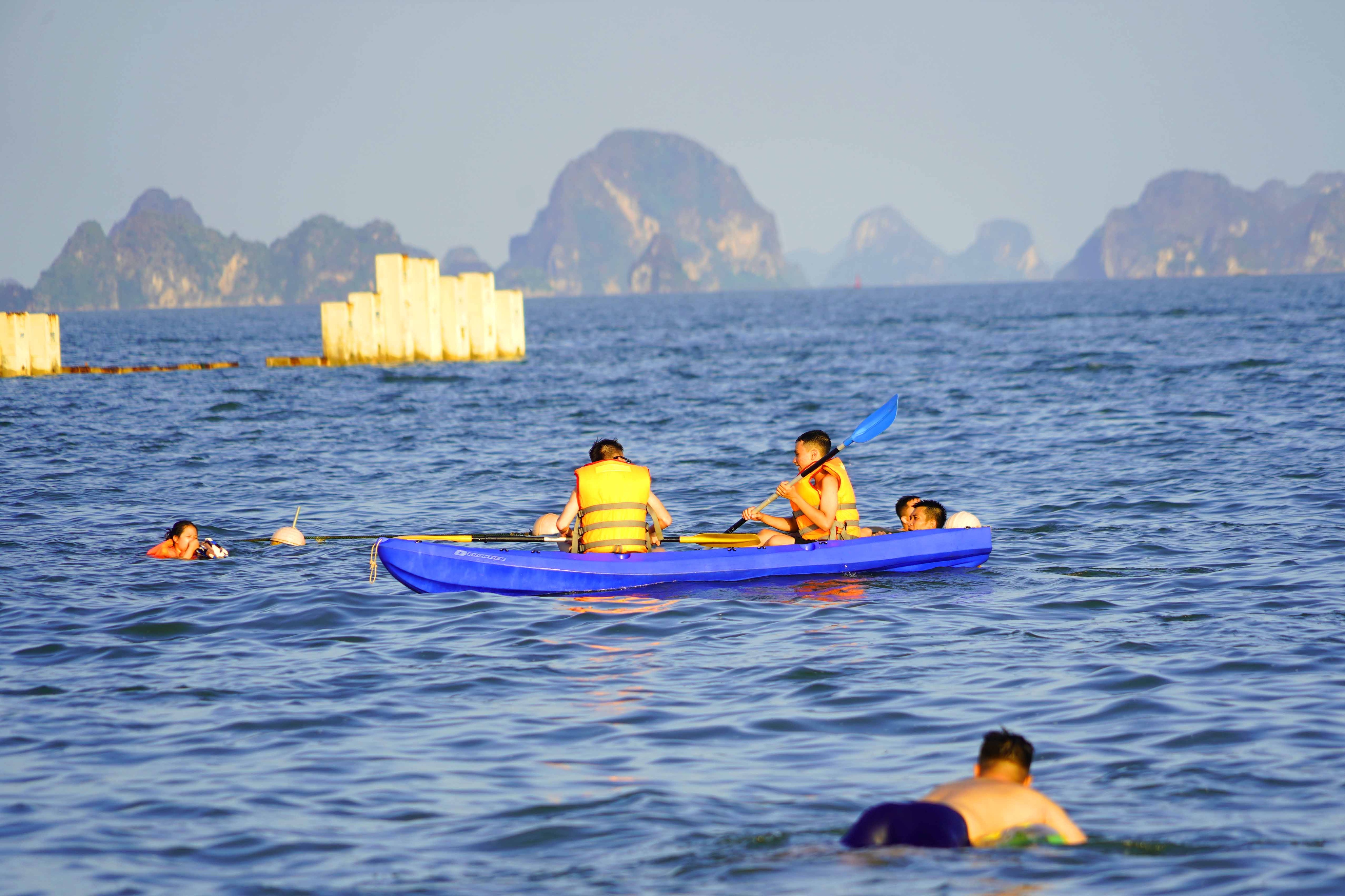 Nghìn người đổ về biển Quảng Ninh giải nhiệt nắng nóng - 8