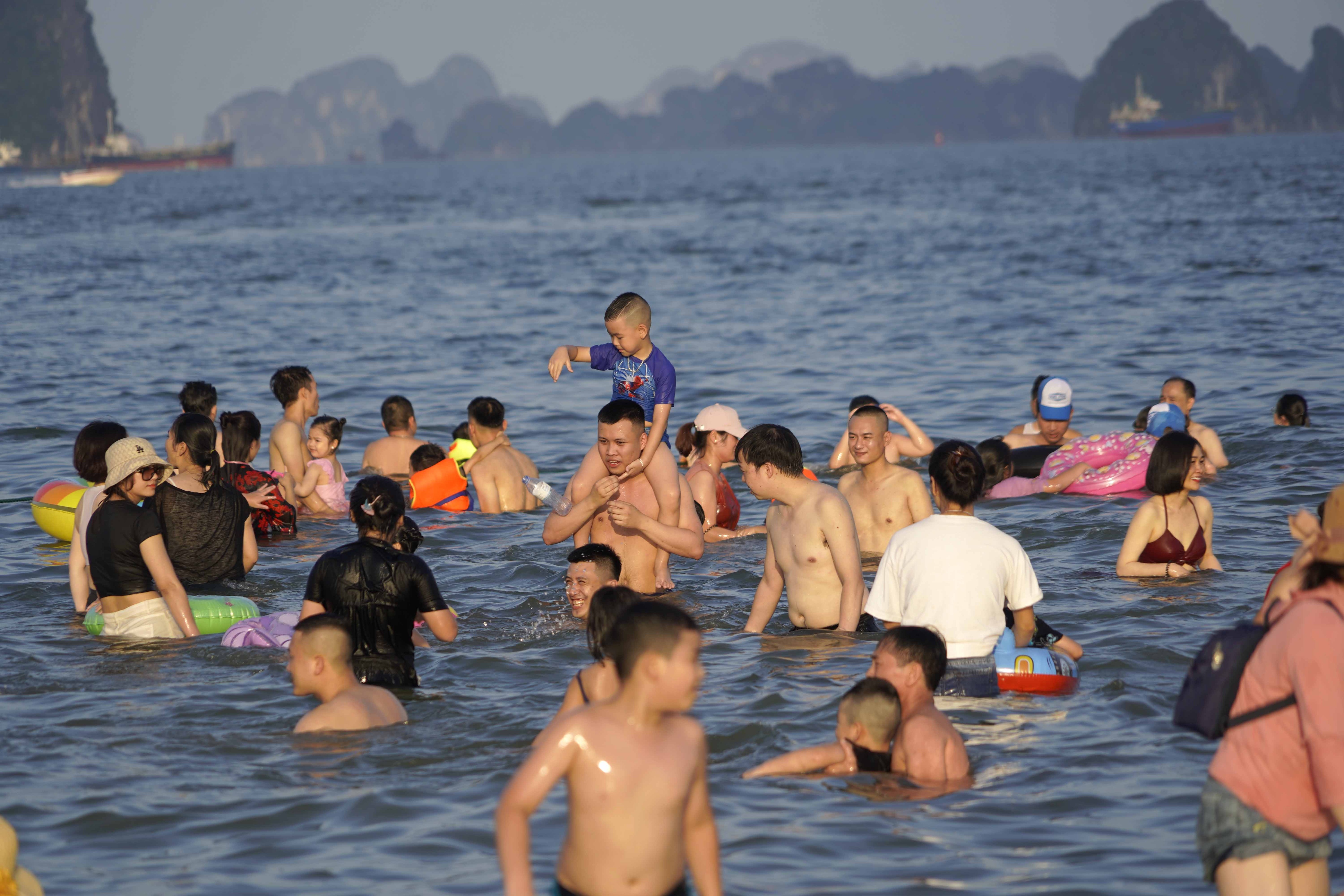 Nghìn người đổ về biển Quảng Ninh giải nhiệt nắng nóng - 4