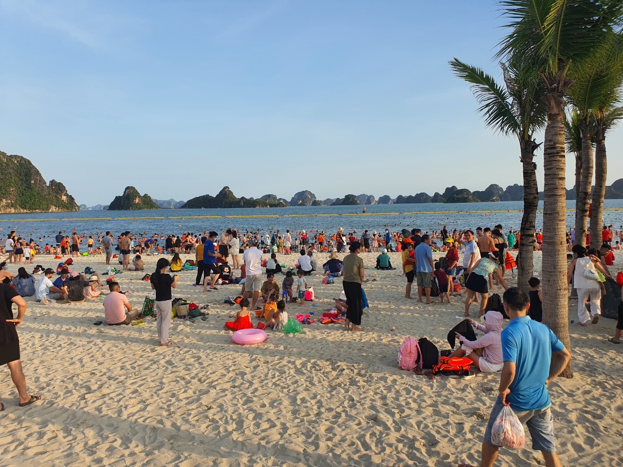 Nghìn người đổ về biển Quảng Ninh giải nhiệt nắng nóng - 5