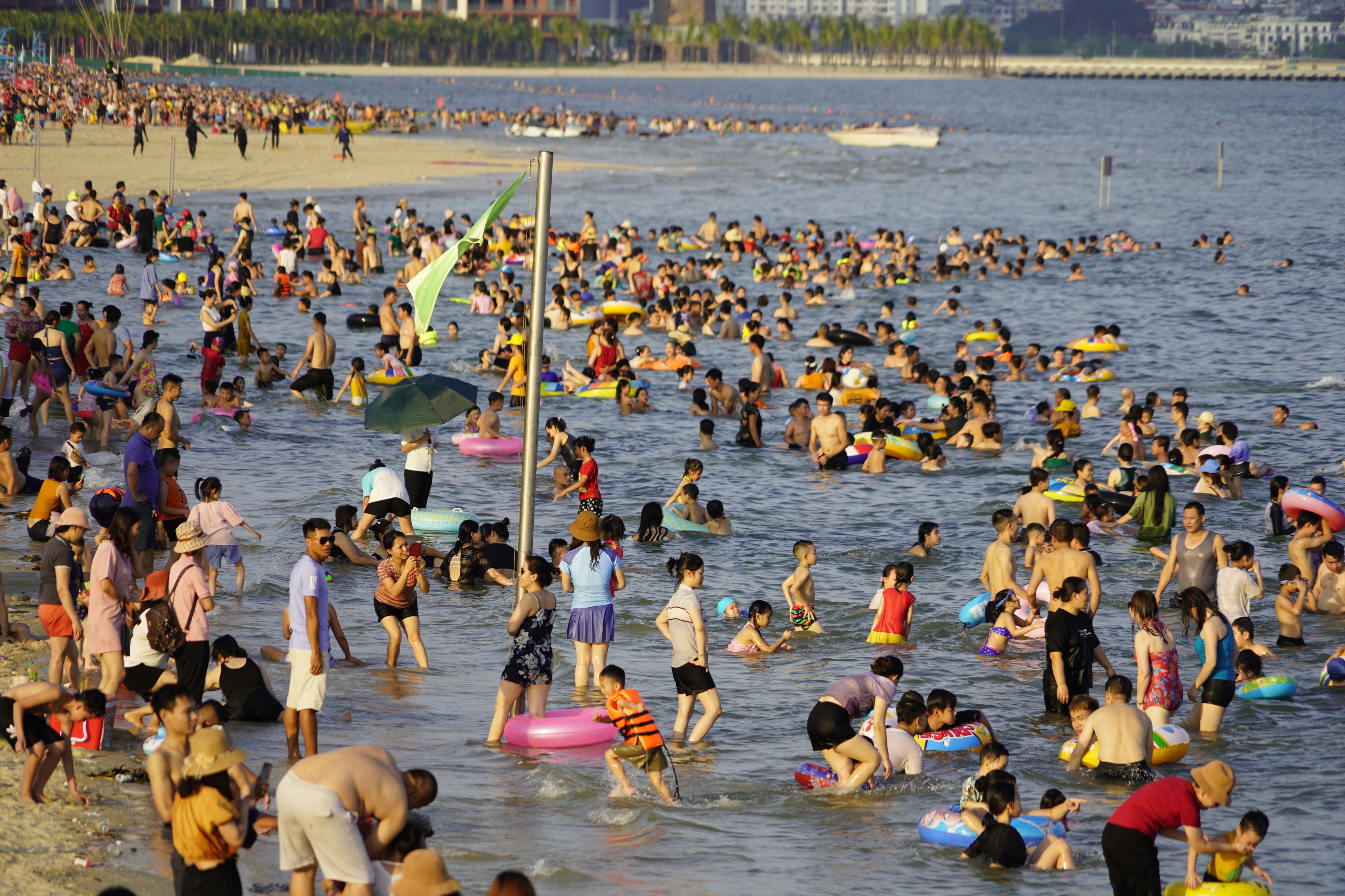 Nghìn người đổ về biển Quảng Ninh giải nhiệt nắng nóng - 2