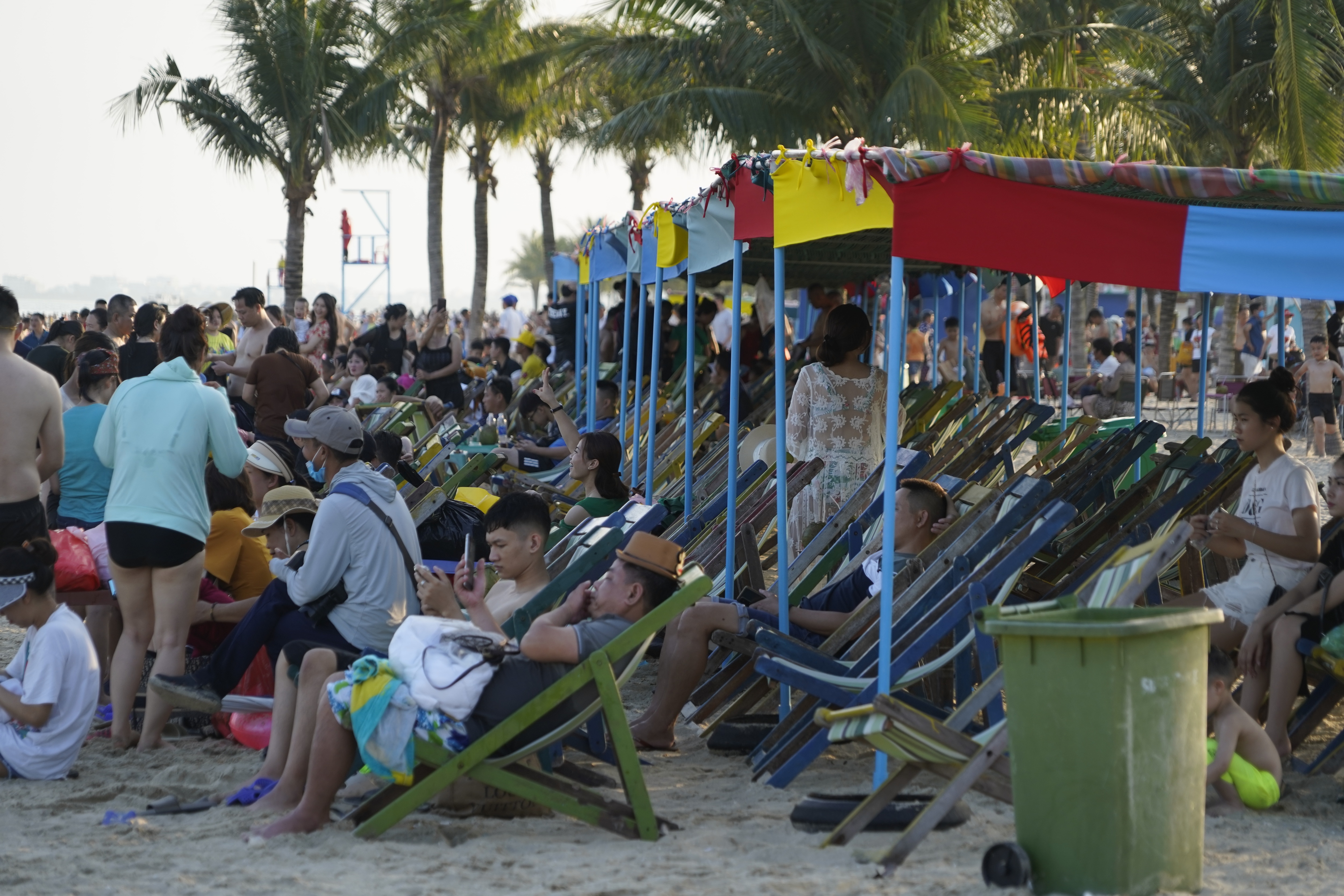 Nghìn người đổ về biển Quảng Ninh giải nhiệt nắng nóng - 3
