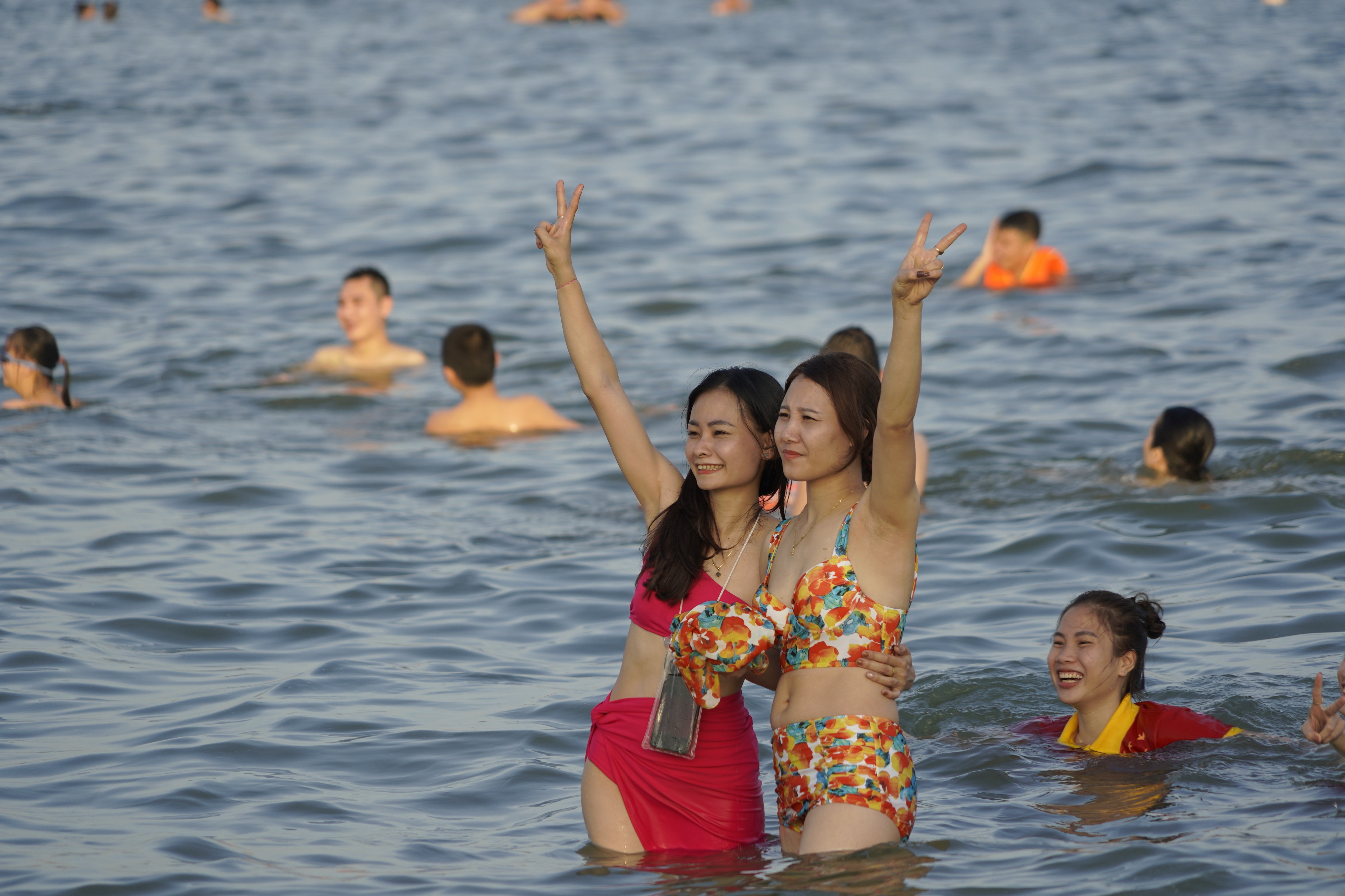 Nghìn người đổ về biển Quảng Ninh giải nhiệt nắng nóng - 7