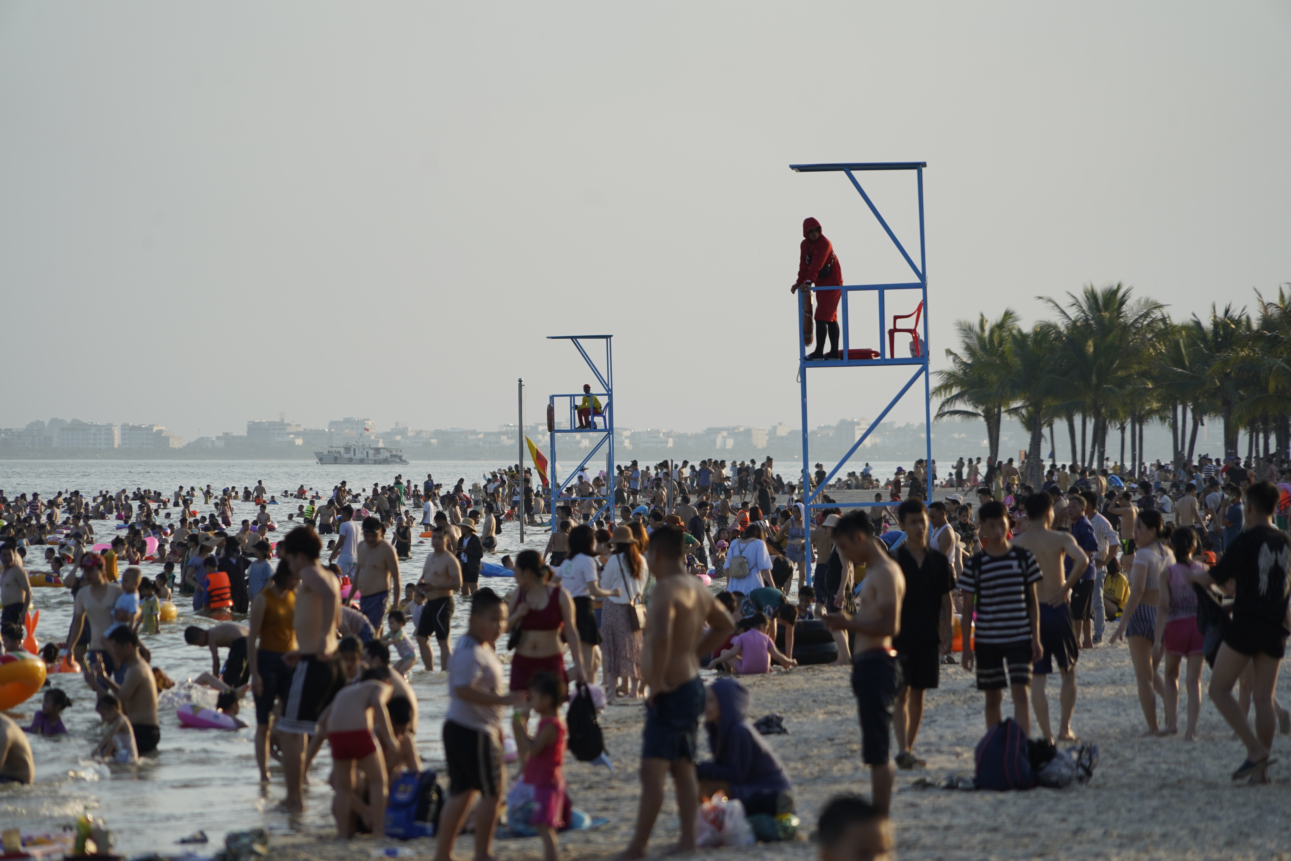 Nghìn người đổ về biển Quảng Ninh giải nhiệt nắng nóng - 1