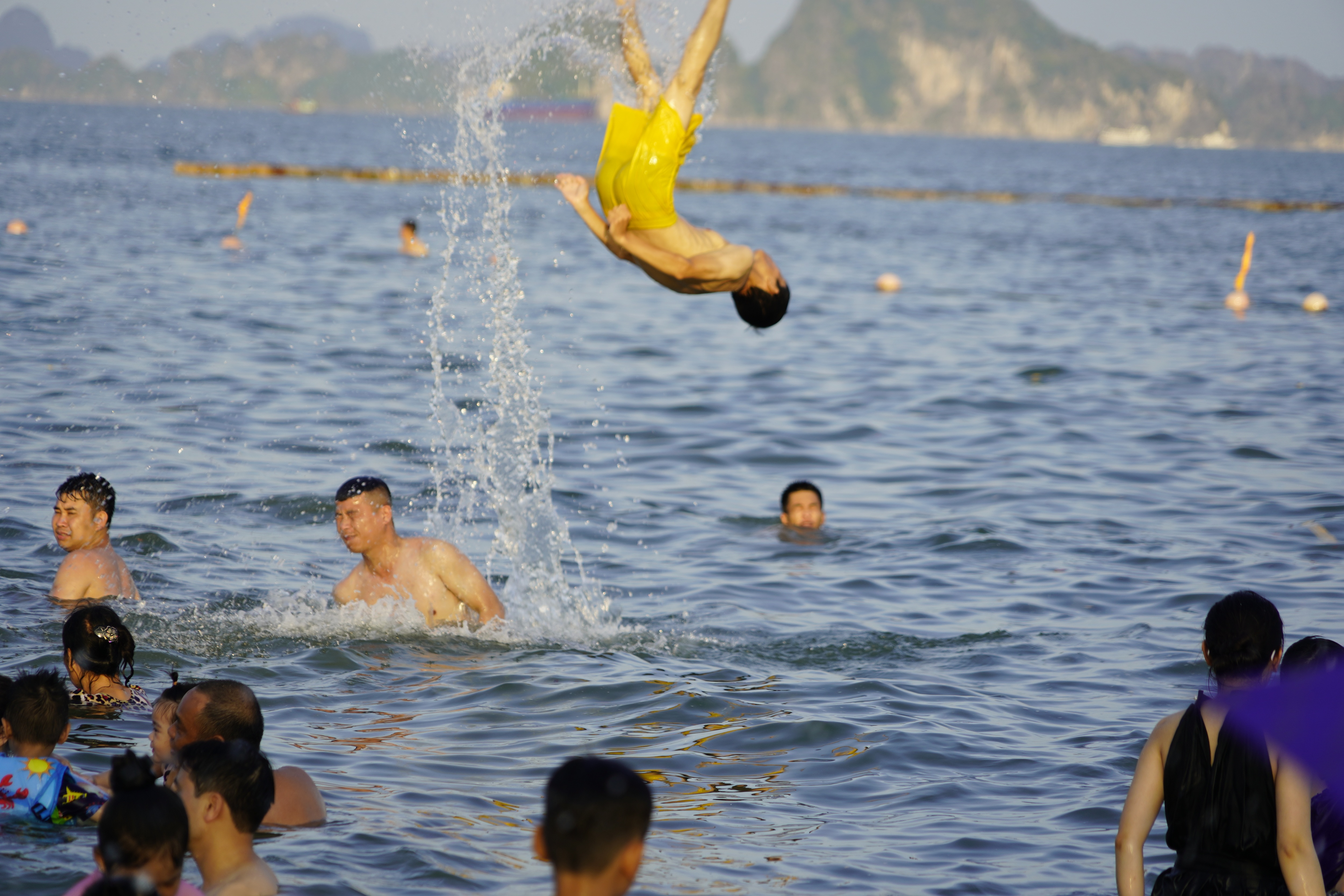 Nghìn người đổ về biển Quảng Ninh giải nhiệt nắng nóng - 6