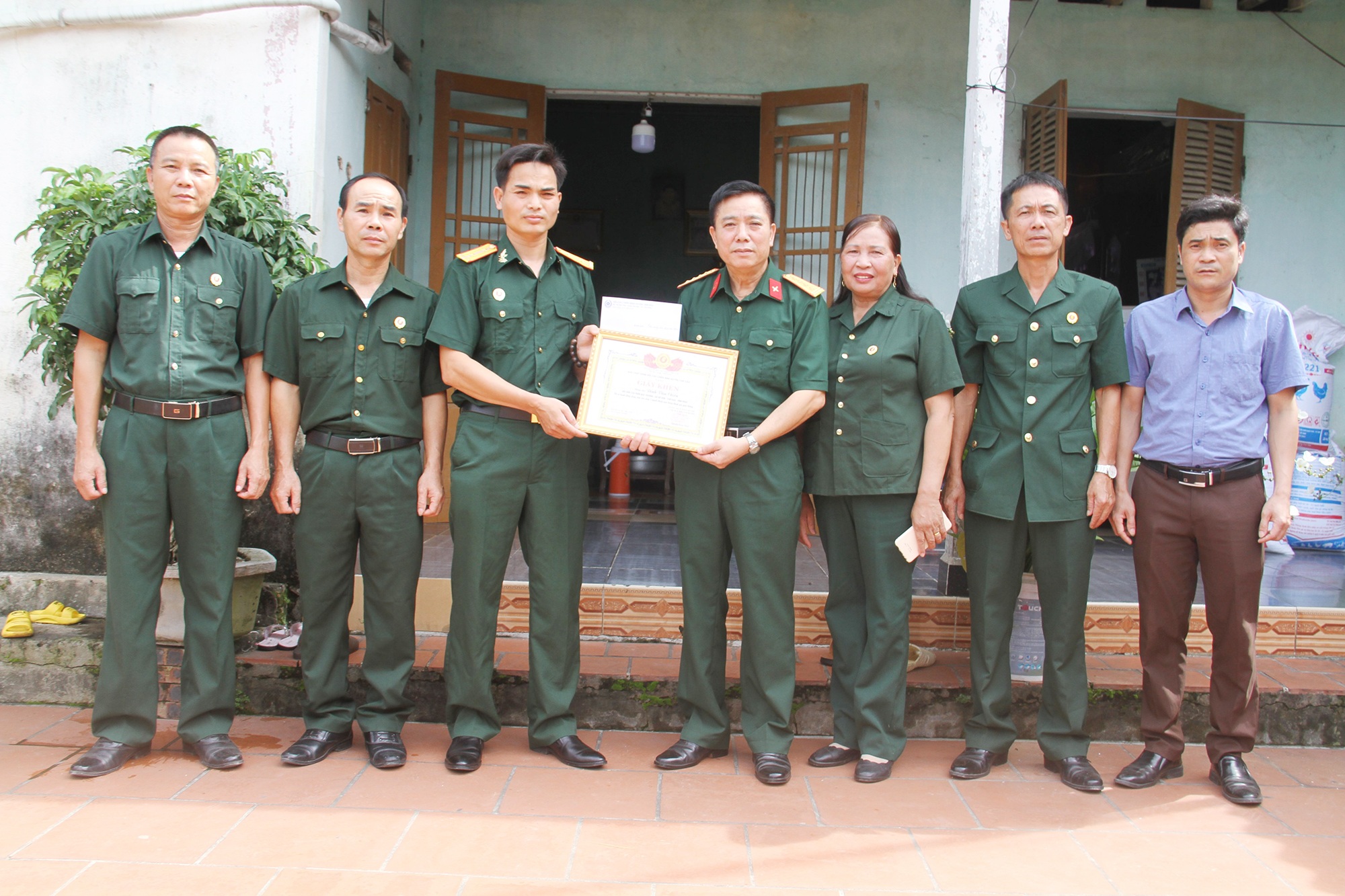 Hội Cựu chiến binh Tam Đảo khen thưởng người giải cứu xe máy mất phanh - 1