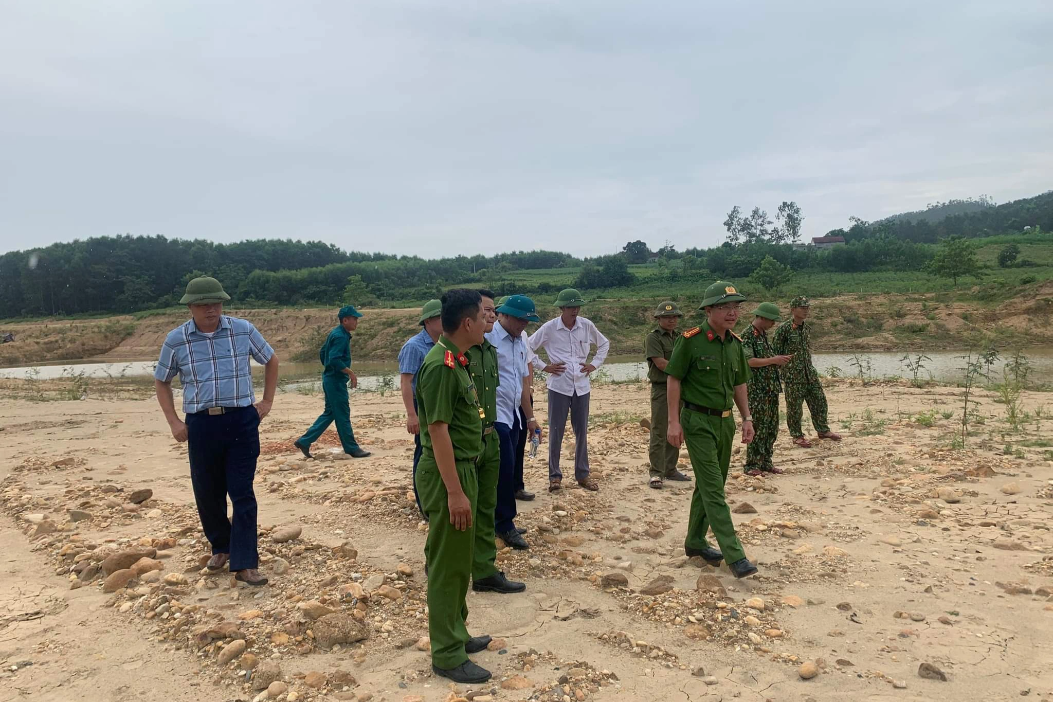 Hai vợ chồng lật thuyền giữa sông, người vợ tử vong - Ảnh 2.