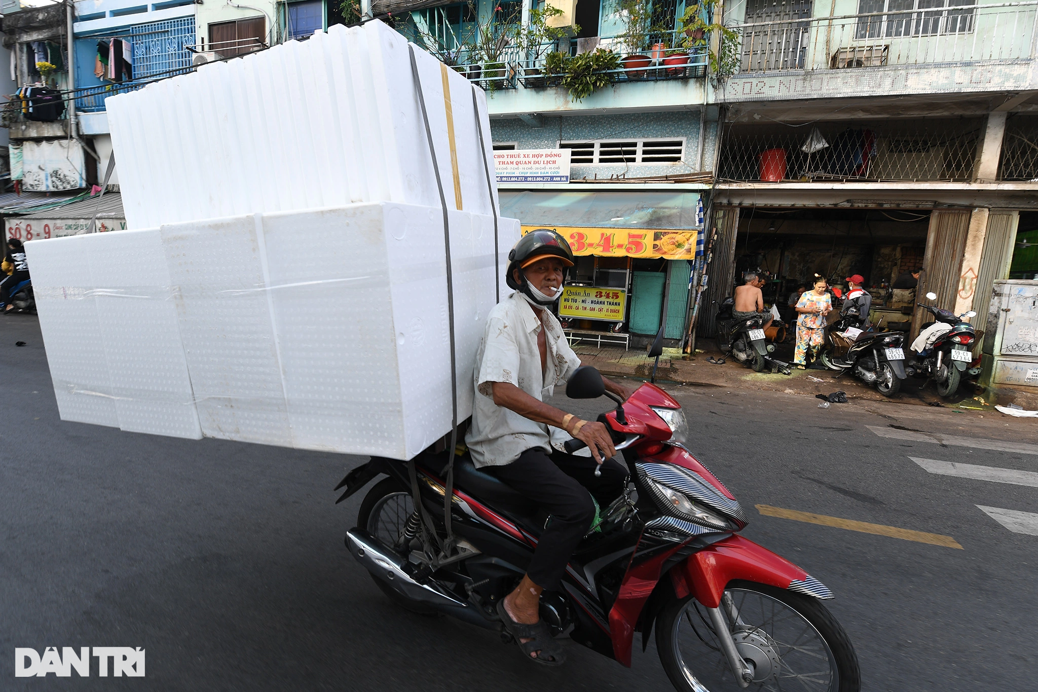 Muôn kiểu vi phạm giao thông tiềm ẩn tai nạn trên đường phố TPHCM - 10