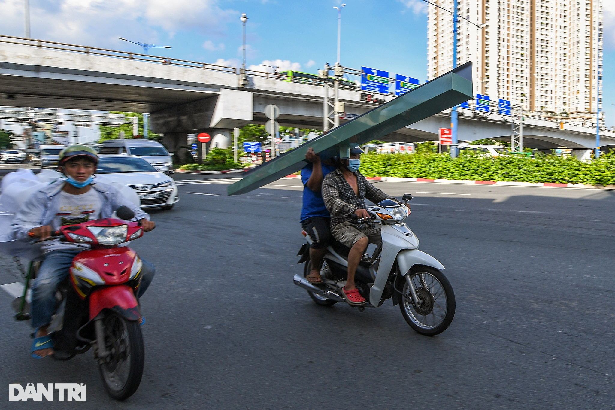 Muôn kiểu vi phạm giao thông tiềm ẩn tai nạn trên đường phố TPHCM - 2