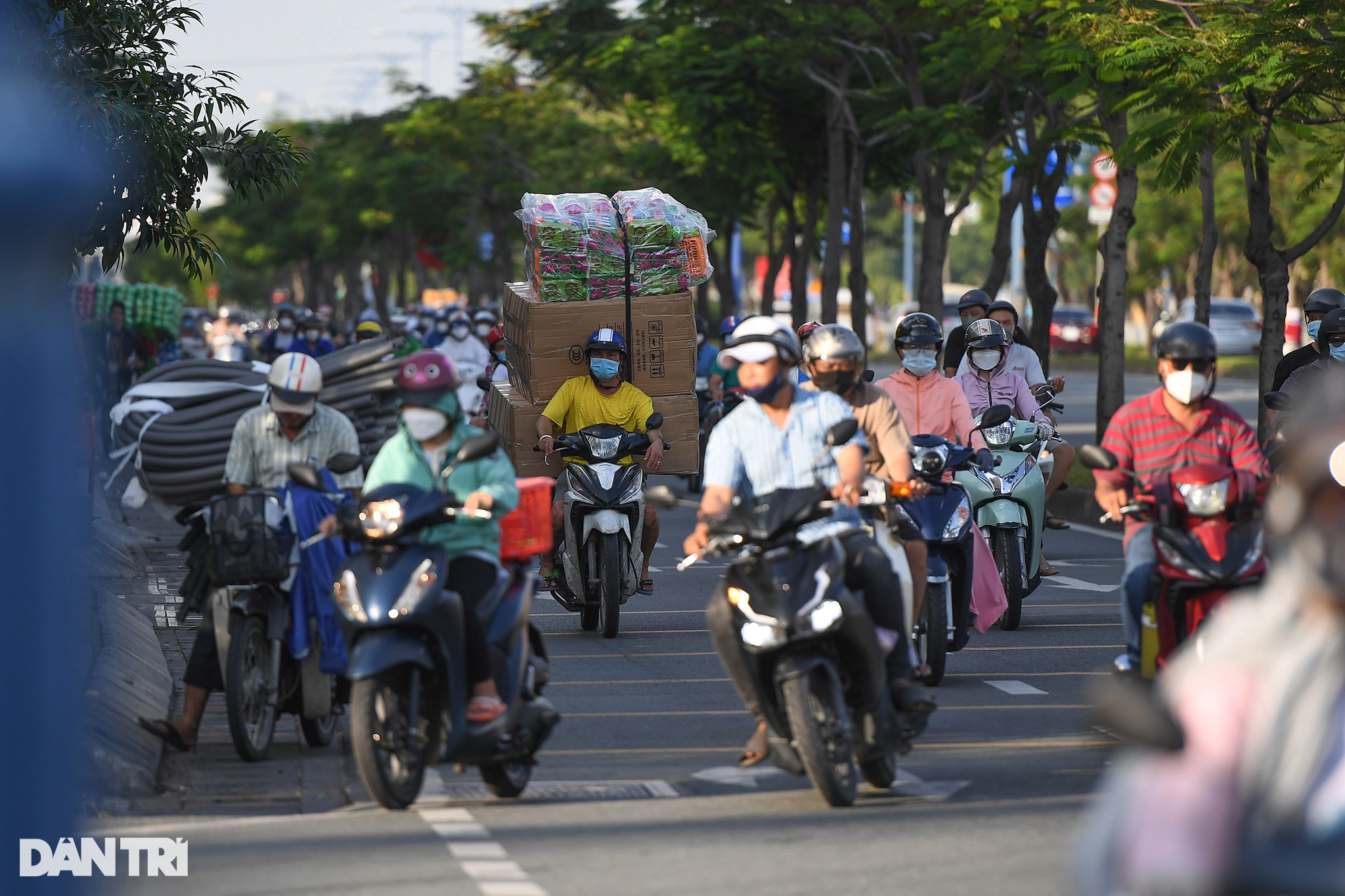 Muôn kiểu vi phạm giao thông tiềm ẩn tai nạn trên đường phố TPHCM - 11