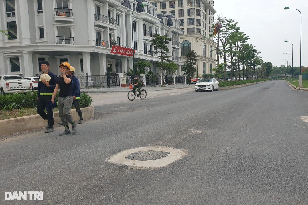 Con đường đi là sợ thụt hố ở Hà Nội đã có nắp cống - 1 Con đường đi là sợ thụt hố ở Hà Nội đã có nắp cống - 1