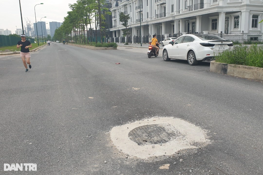 Con đường đi là sợ thụt hố ở Hà Nội đã có nắp cống - 2 Con đường đi là sợ thụt hố ở Hà Nội đã có nắp cống - 2