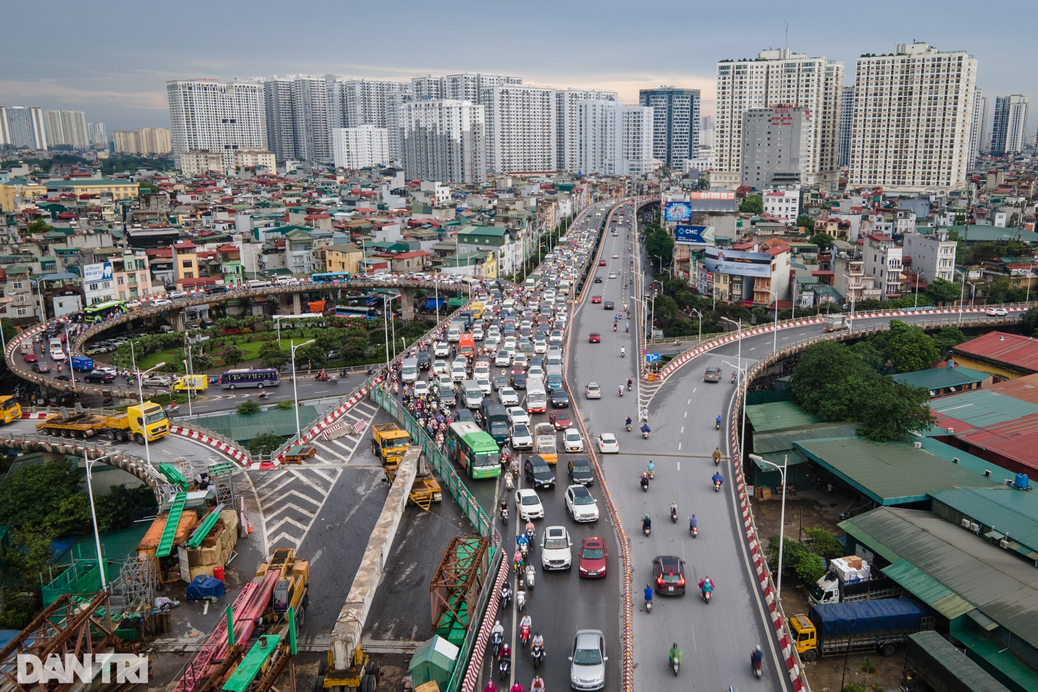 Cầu Vĩnh Tuy bị rào chắn đường dẫn, hàng nghìn phương tiện ùn ứ kéo dài - 1