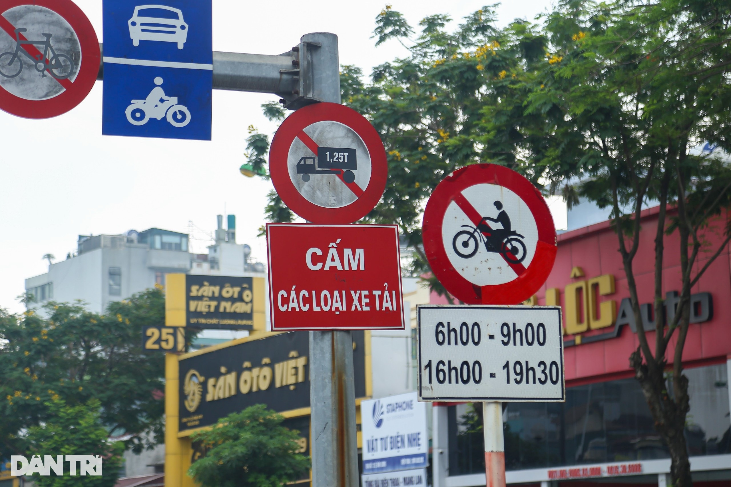 Hà Nội: Biển cấm xe máy trên cầu vượt đang để... làm cảnh? - 2