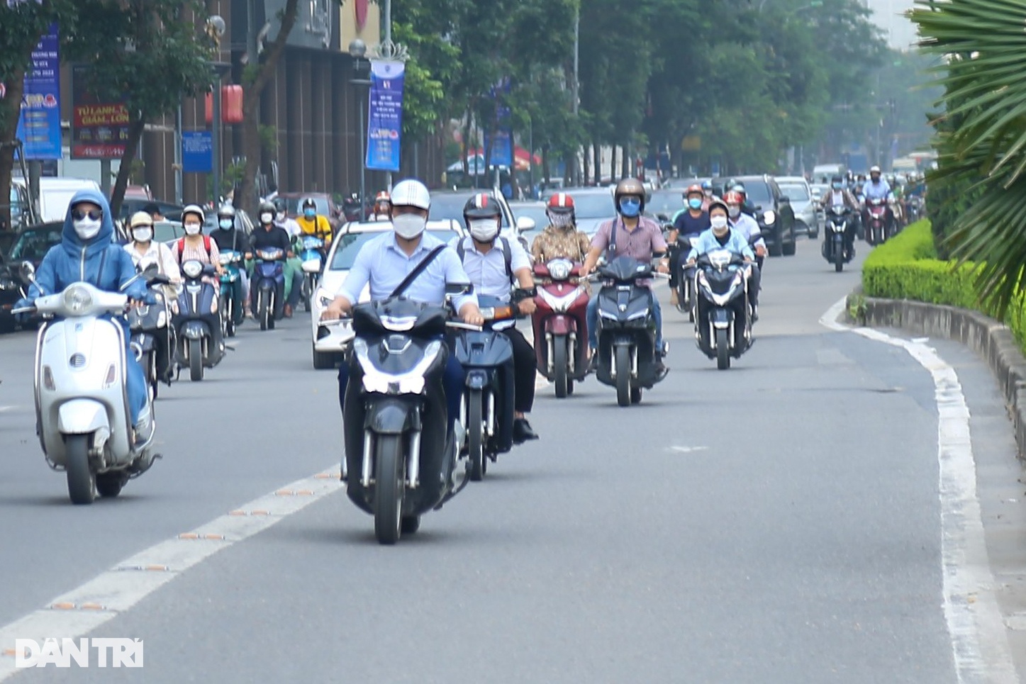 Hà Nội: Biển cấm xe máy trên cầu vượt đang để... làm cảnh? - 4 Hà Nội: Biển cấm xe máy trên cầu vượt đang để... làm cảnh? - 4