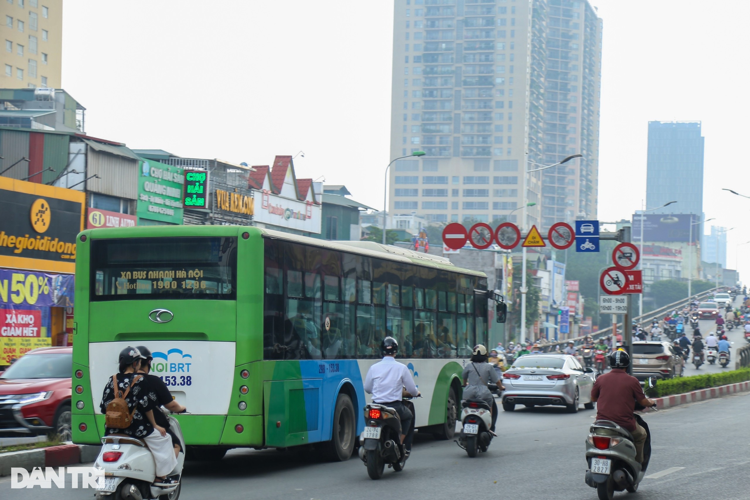 Hà Nội: Biển cấm xe máy trên cầu vượt đang để... làm cảnh? - 3