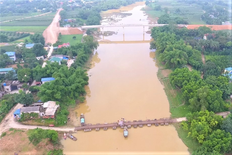 Cầu 80 tỷ đồng 6 năm chưa xong, dân liều mình đi cầu phao cũ nát