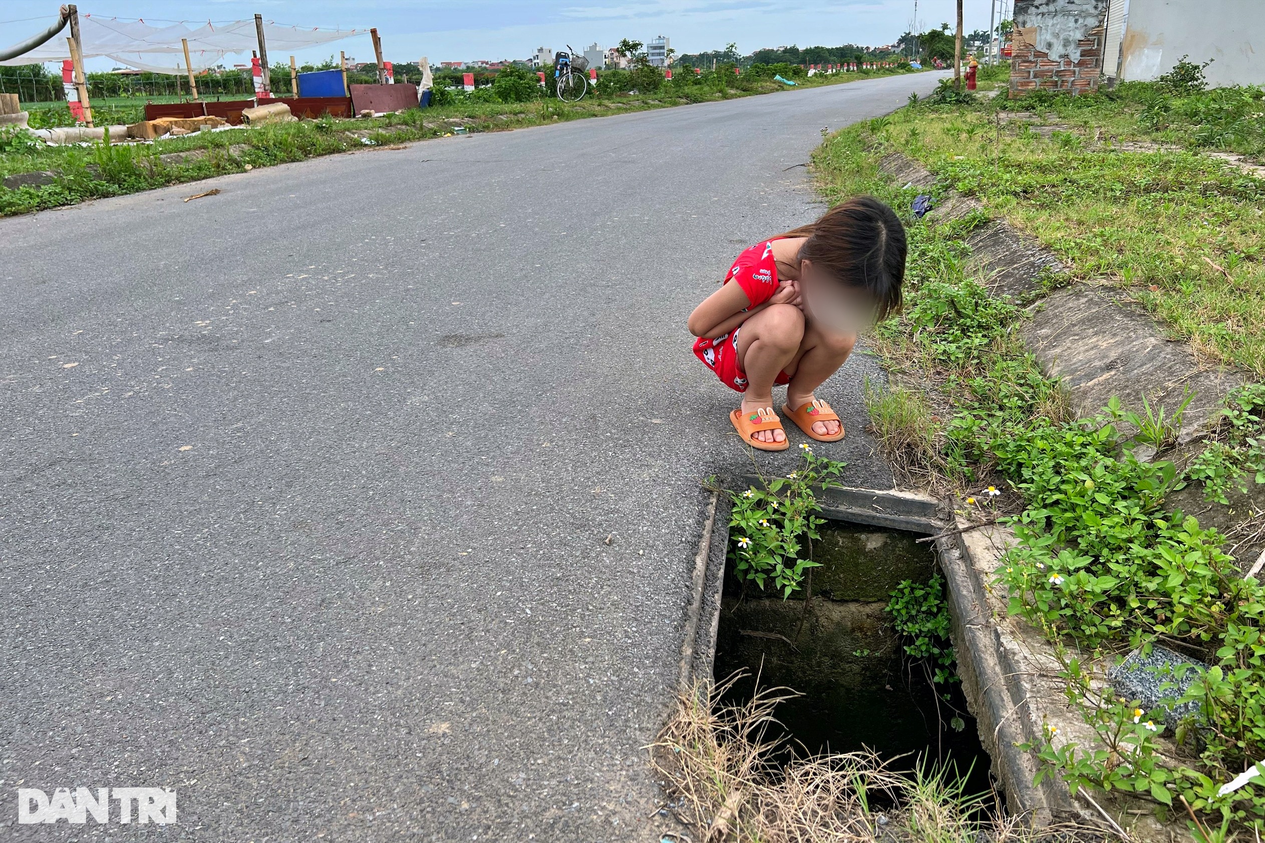 Hàng loạt nắp cống ở Hà Nội mất tích, dân cắm củi cảnh báo nguy hiểm - 8