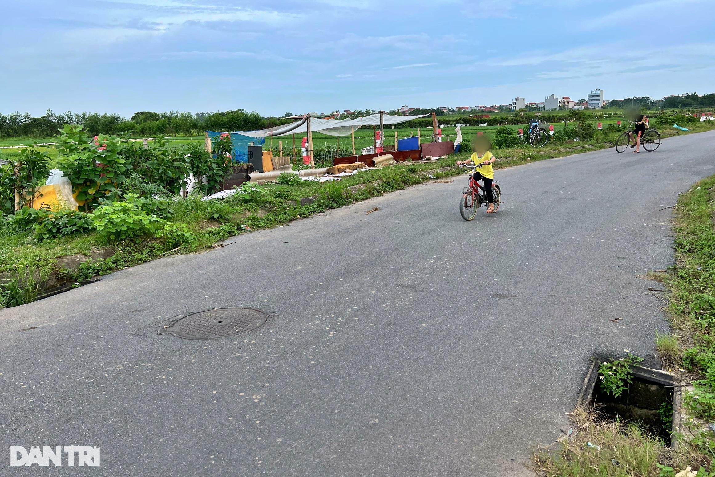 Hàng loạt nắp cống ở Hà Nội mất tích, dân cắm củi cảnh báo nguy hiểm - 6 Hàng loạt nắp cống ở Hà Nội mất tích, dân cắm củi cảnh báo nguy hiểm - 6