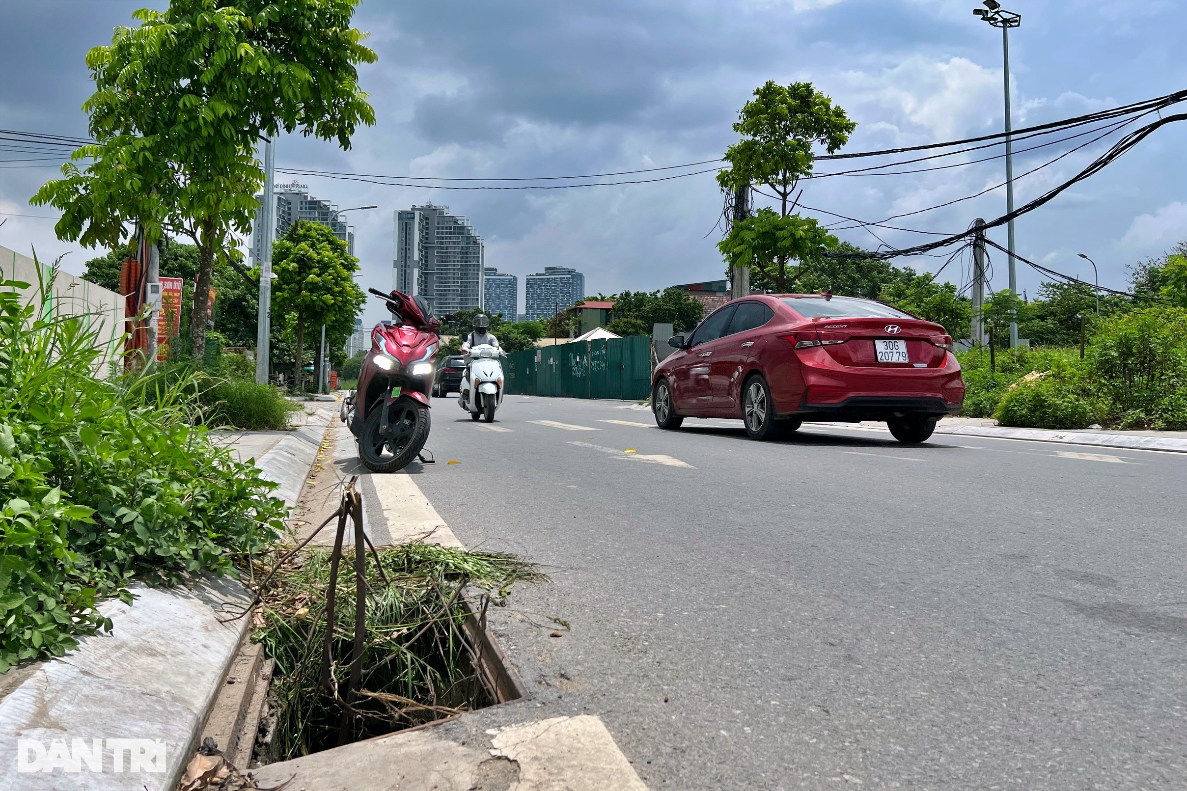 Hàng loạt nắp cống ở Hà Nội mất tích, dân cắm củi cảnh báo nguy hiểm - 4 Hàng loạt nắp cống ở Hà Nội mất tích, dân cắm củi cảnh báo nguy hiểm - 4
