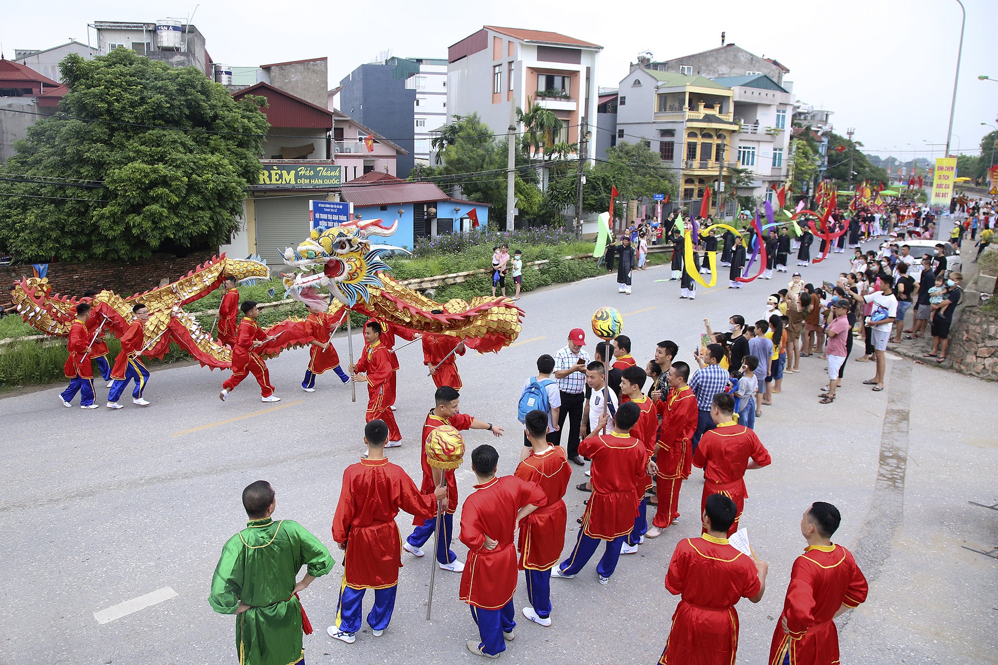 Độc đáo cảnh đàn ông ở Hà Nội mặc váy cuốn rước nước tại Lễ hội đình Chèm - 1