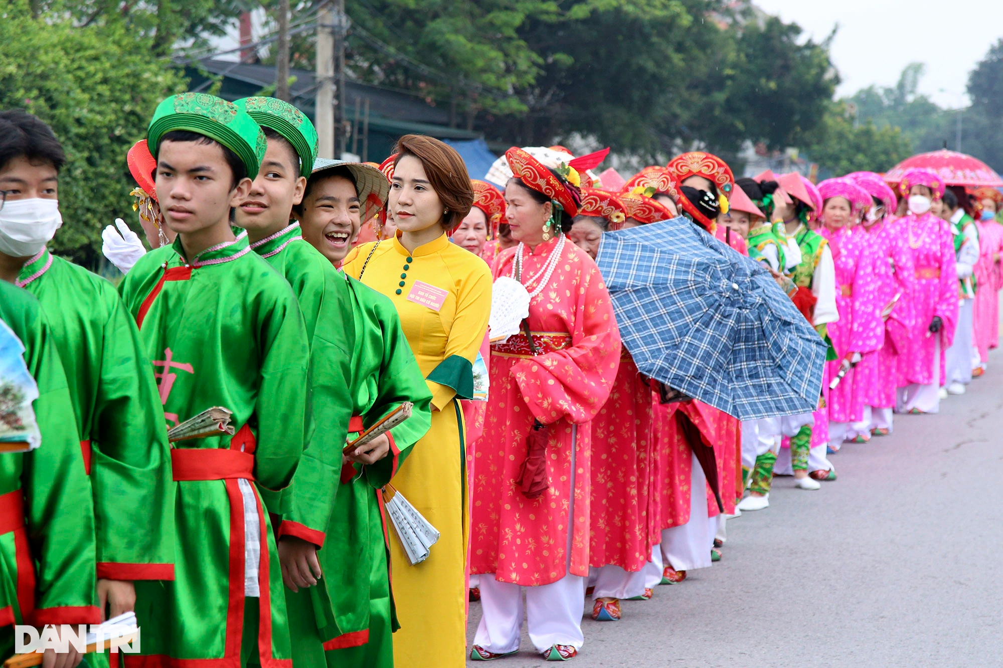 Độc đáo cảnh đàn ông ở Hà Nội mặc váy cuốn rước nước tại Lễ hội đình Chèm - 8