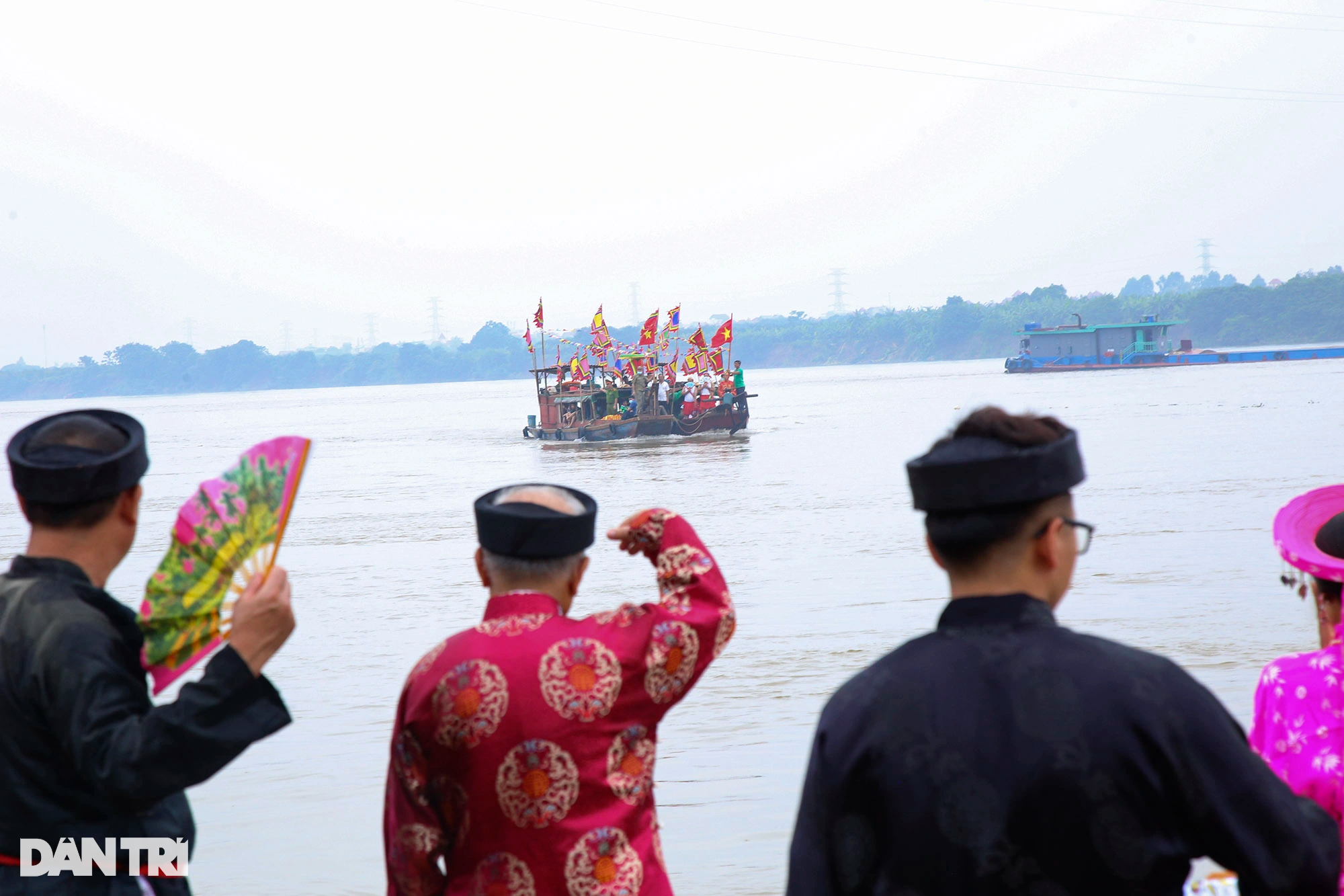 Độc đáo cảnh đàn ông ở Hà Nội mặc váy cuốn rước nước tại Lễ hội đình Chèm - 9