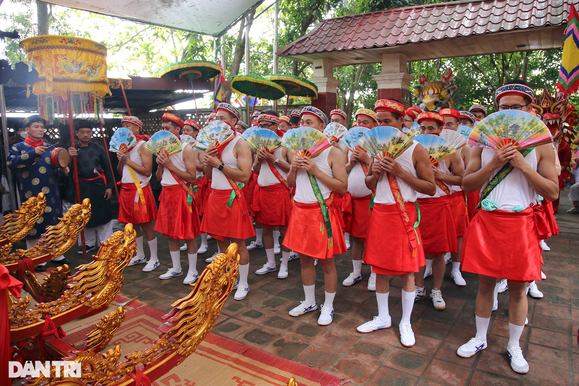 Độc đáo cảnh đàn ông ở Hà Nội mặc váy cuốn rước nước tại Lễ hội đình Chèm - 12