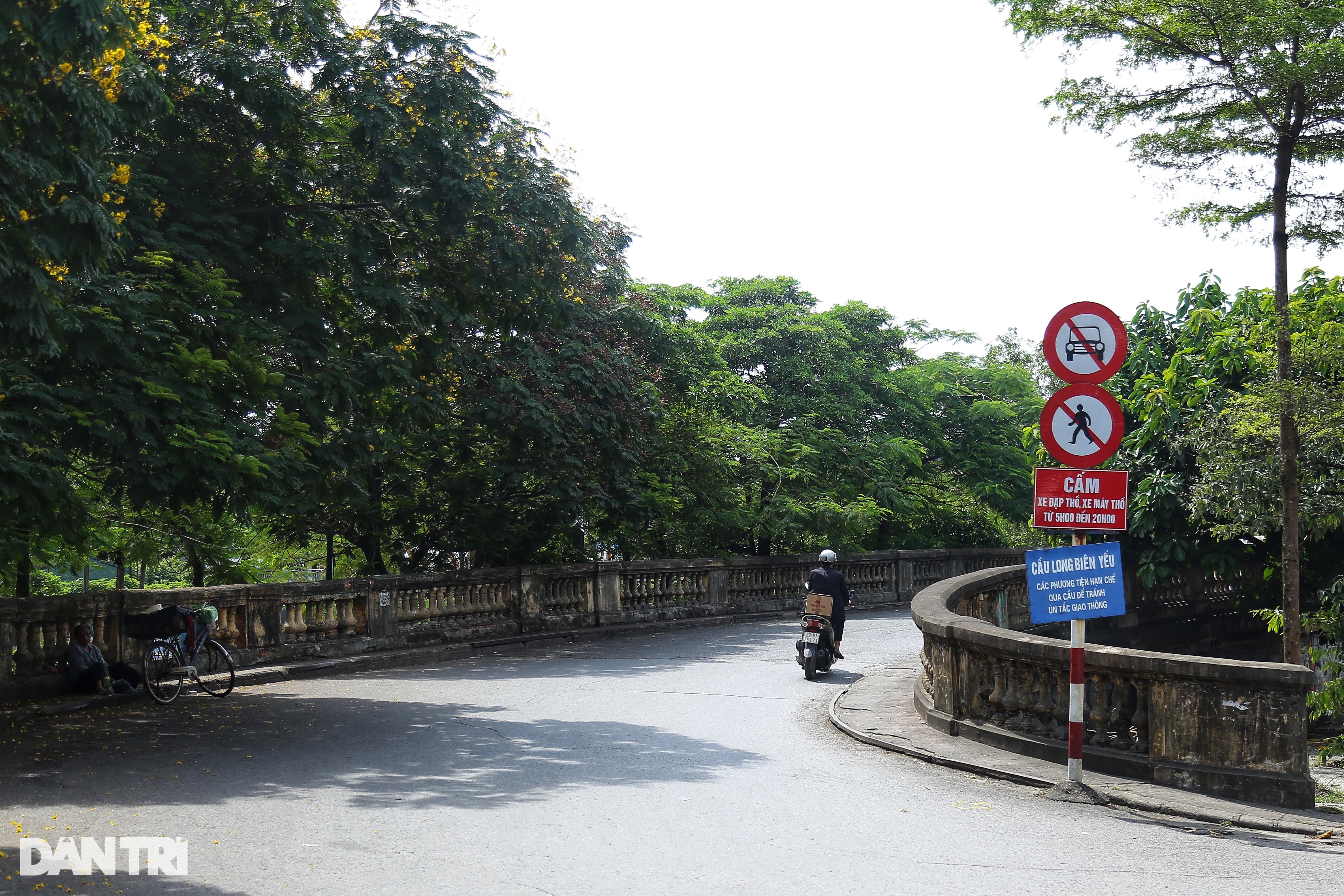 Hà Nội: Cấm người đi bộ trên cầu Long Biên vì các tấm đan xuống cấp? - 10
