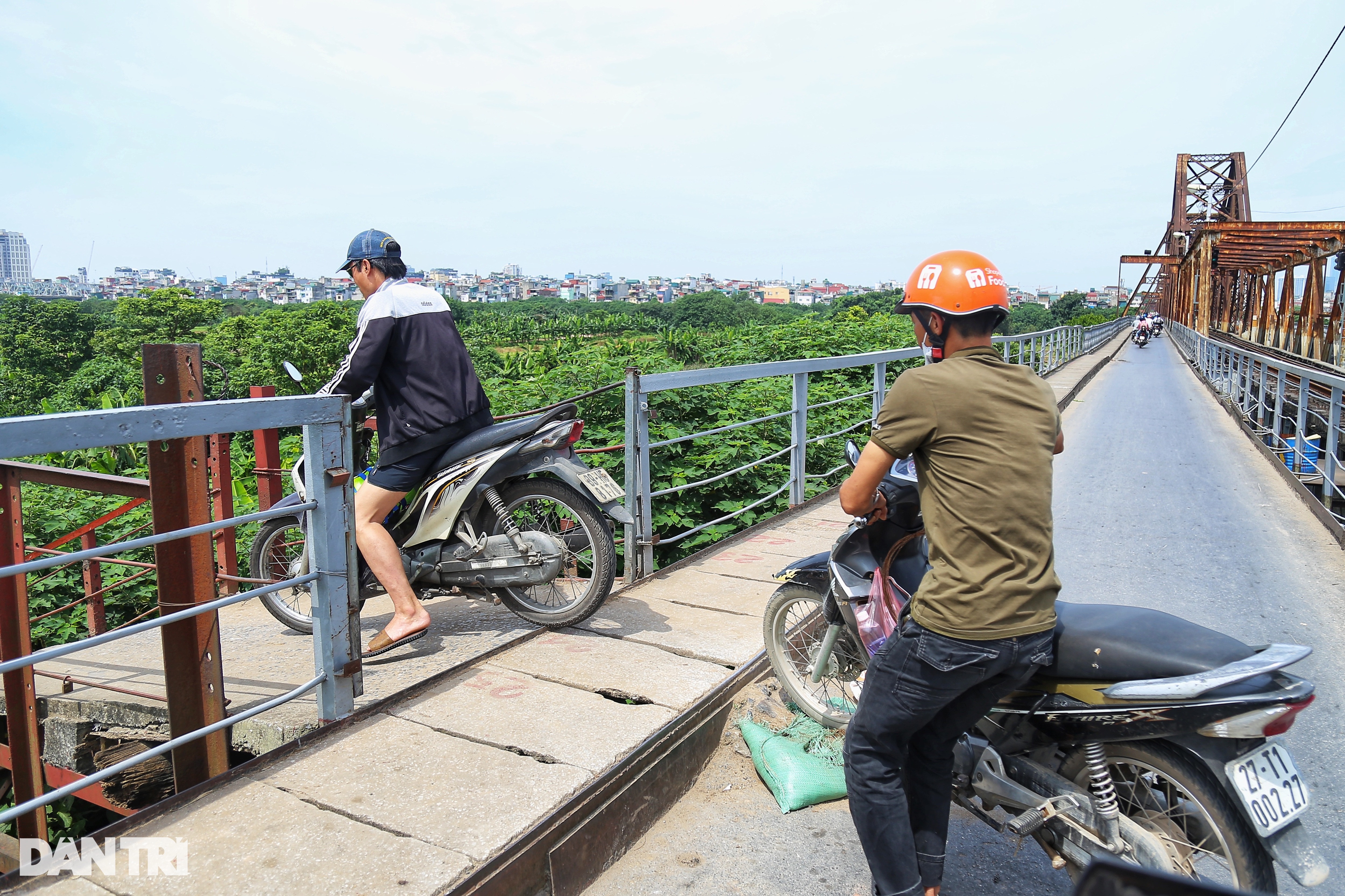 Hà Nội: Cấm người đi bộ trên cầu Long Biên vì các tấm đan xuống cấp? - 3