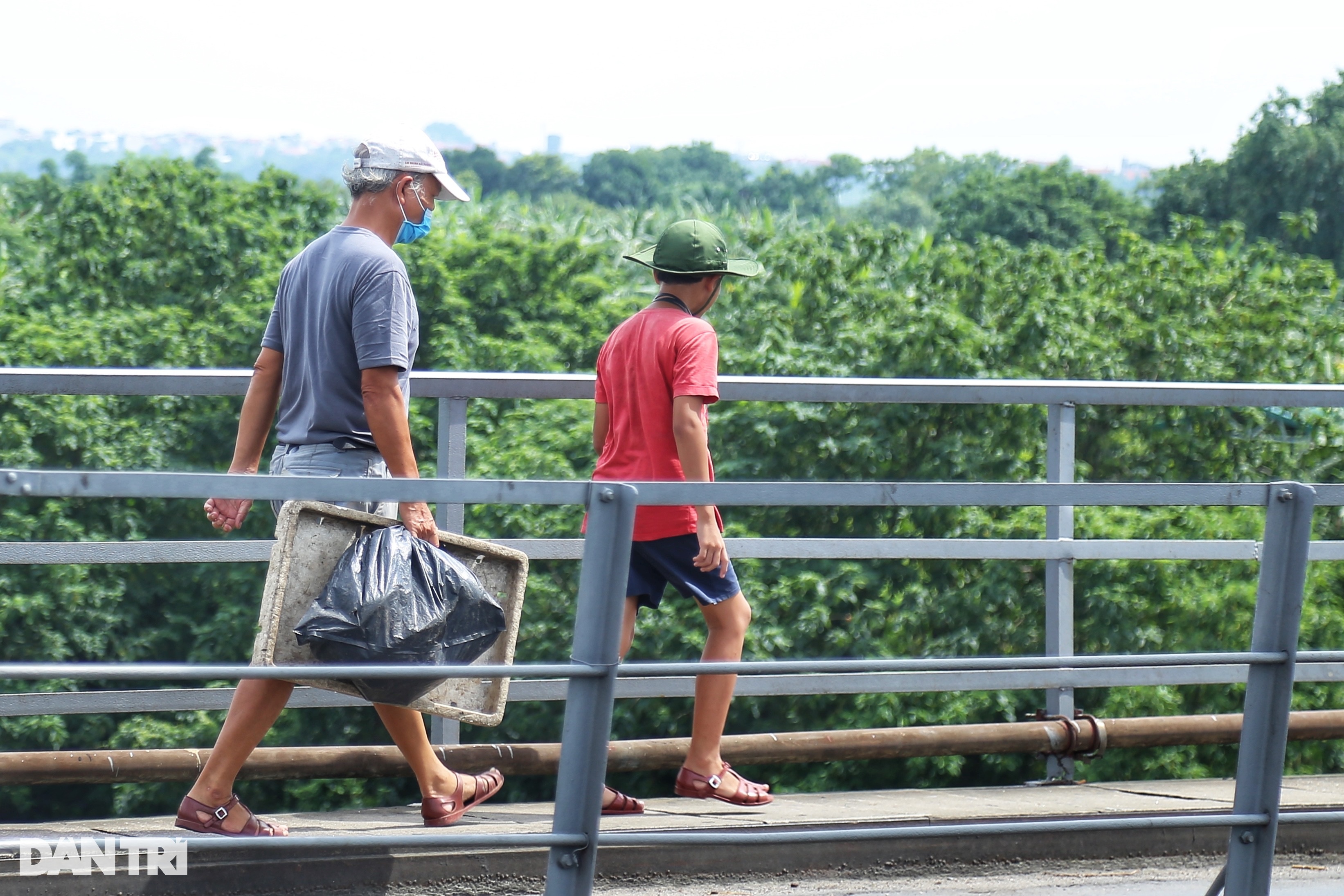Hà Nội: Cấm người đi bộ trên cầu Long Biên vì các tấm đan xuống cấp? - 7
