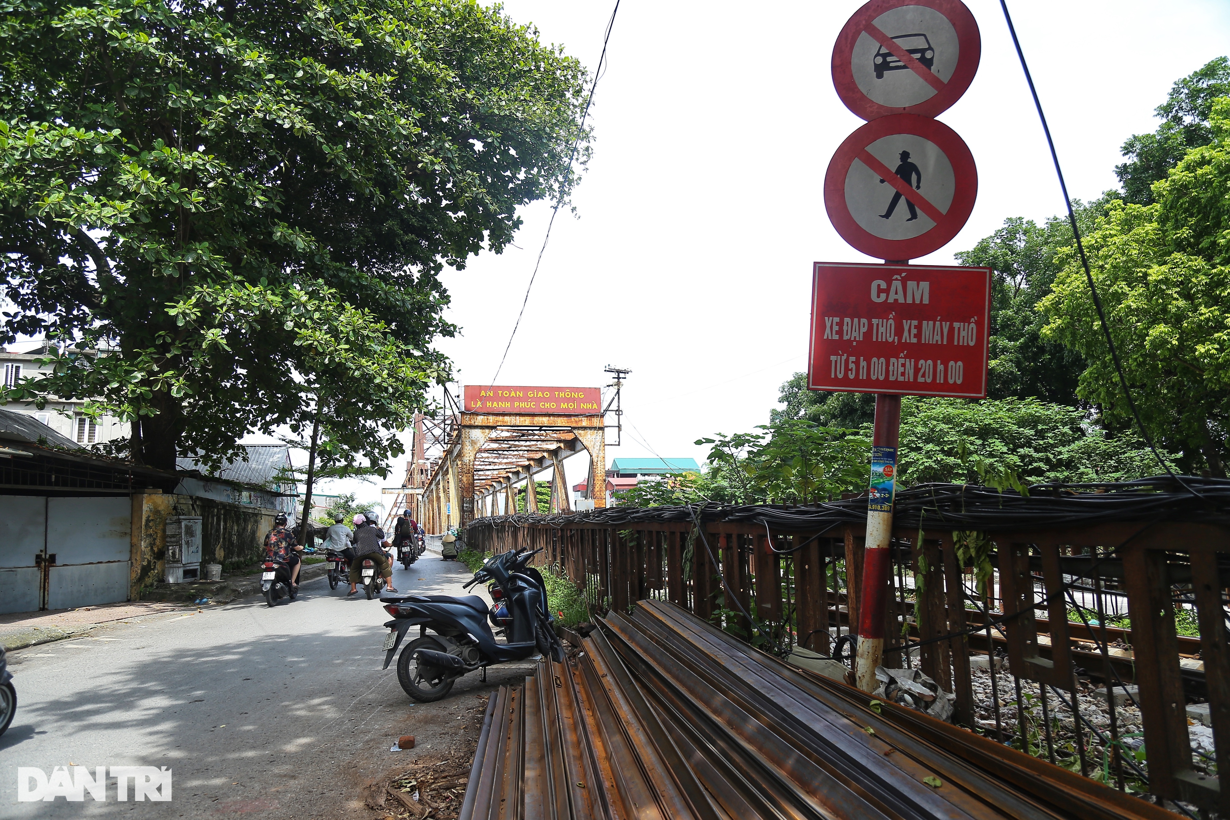 Hà Nội: Cấm người đi bộ trên cầu Long Biên vì các tấm đan xuống cấp? - 2