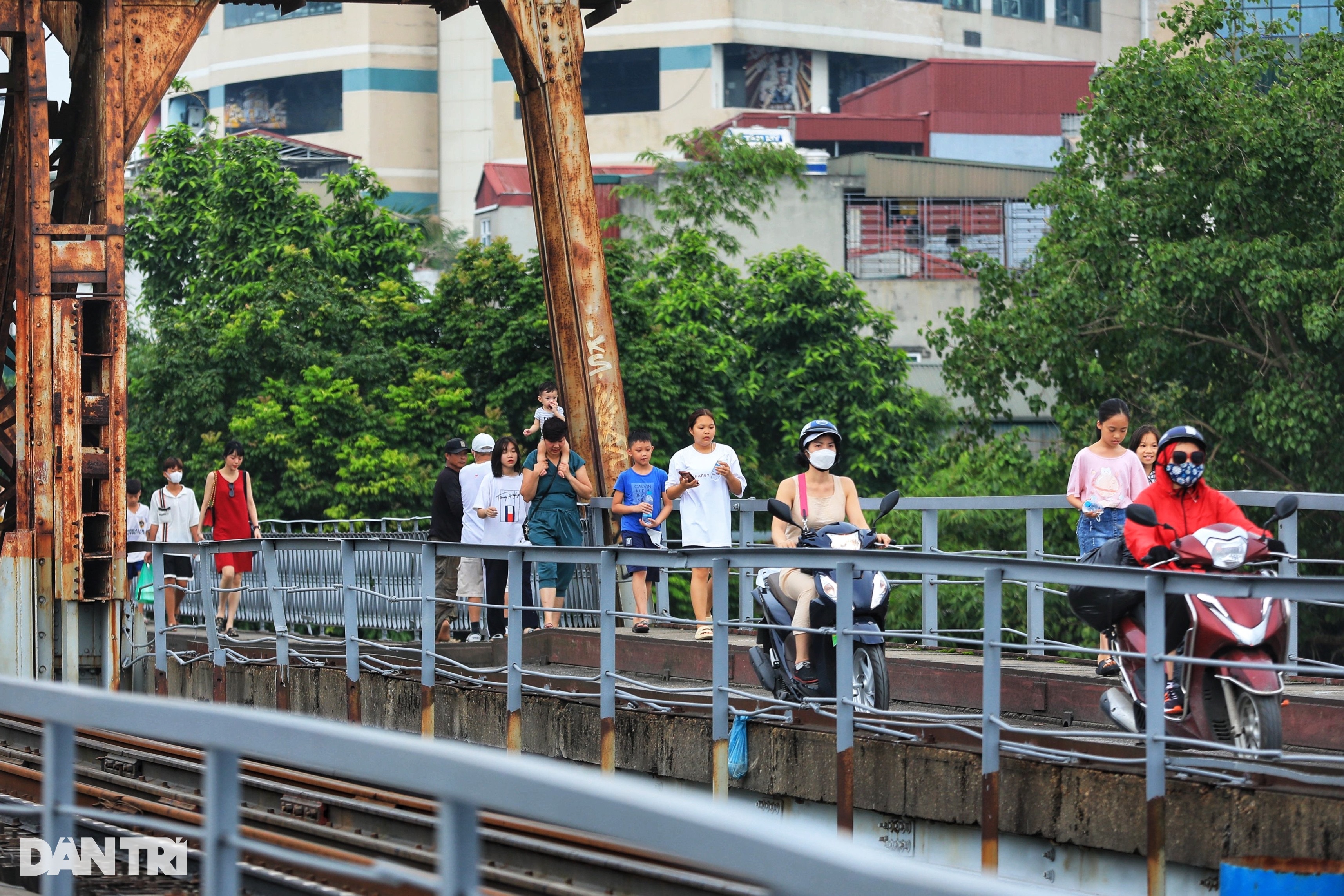 Hà Nội: Cấm người đi bộ trên cầu Long Biên vì các tấm đan xuống cấp? - 4