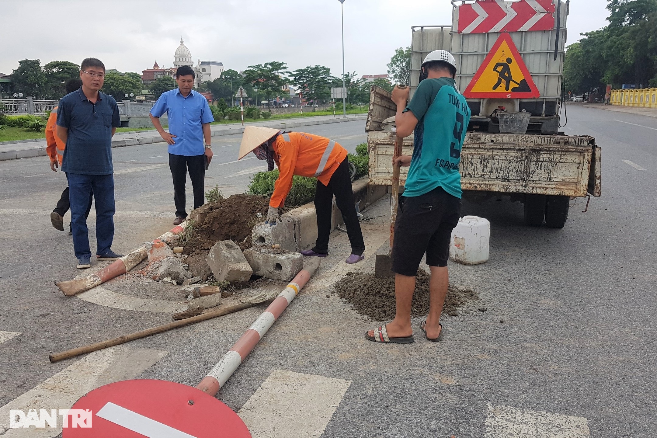 Vụ lật xe khách 4 người chết: Em bất lực nhìn người xung quanh kêu cứu! - 5 Vụ lật xe khách 4 người chết: Em bất lực nhìn người xung quanh kêu cứu! - 5