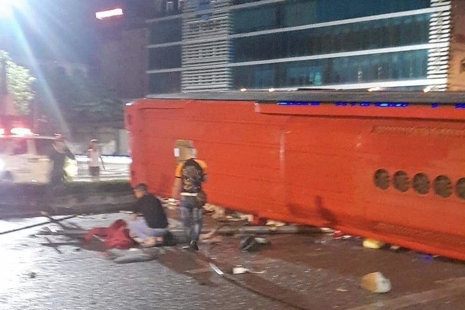 Xe khách lật trên đường phố Ninh Bình, ít nhất 4 người tử vong - 2