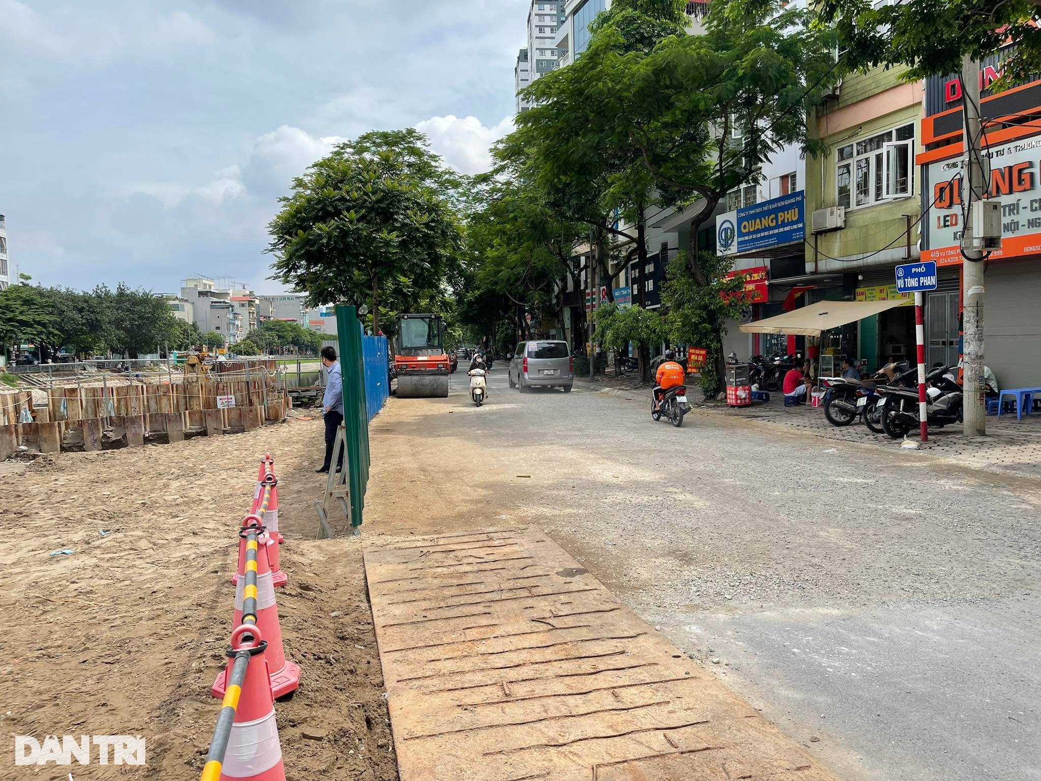 San lấp đoạn đường sụt lún ven sông Tô Lịch - 1 San lấp đoạn đường sụt lún ven sông Tô Lịch - 1