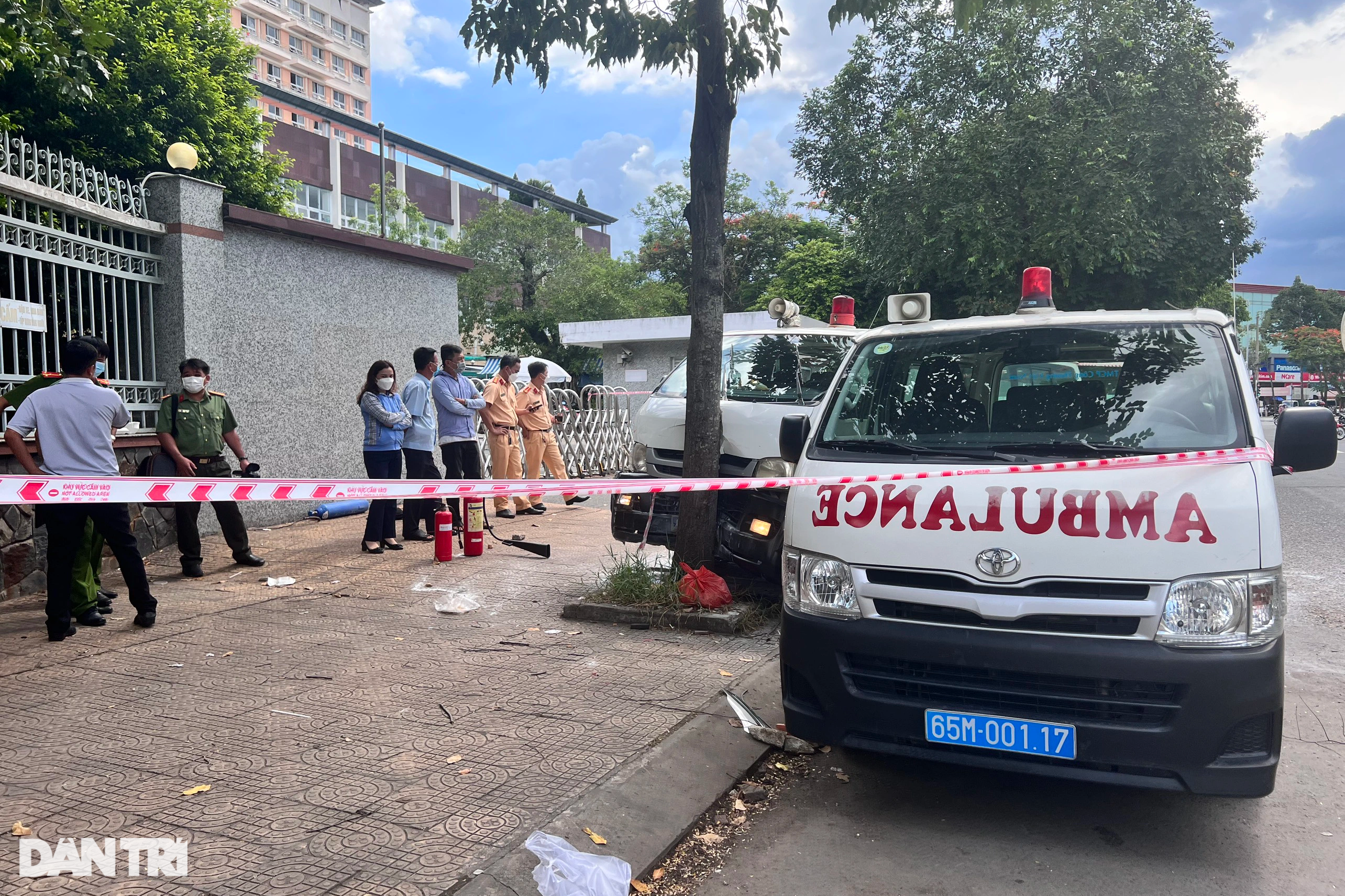 Thanh niên cầm dao lao vào bệnh viện cướp xe cấp cứu chạy khắp Cần Thơ - 3