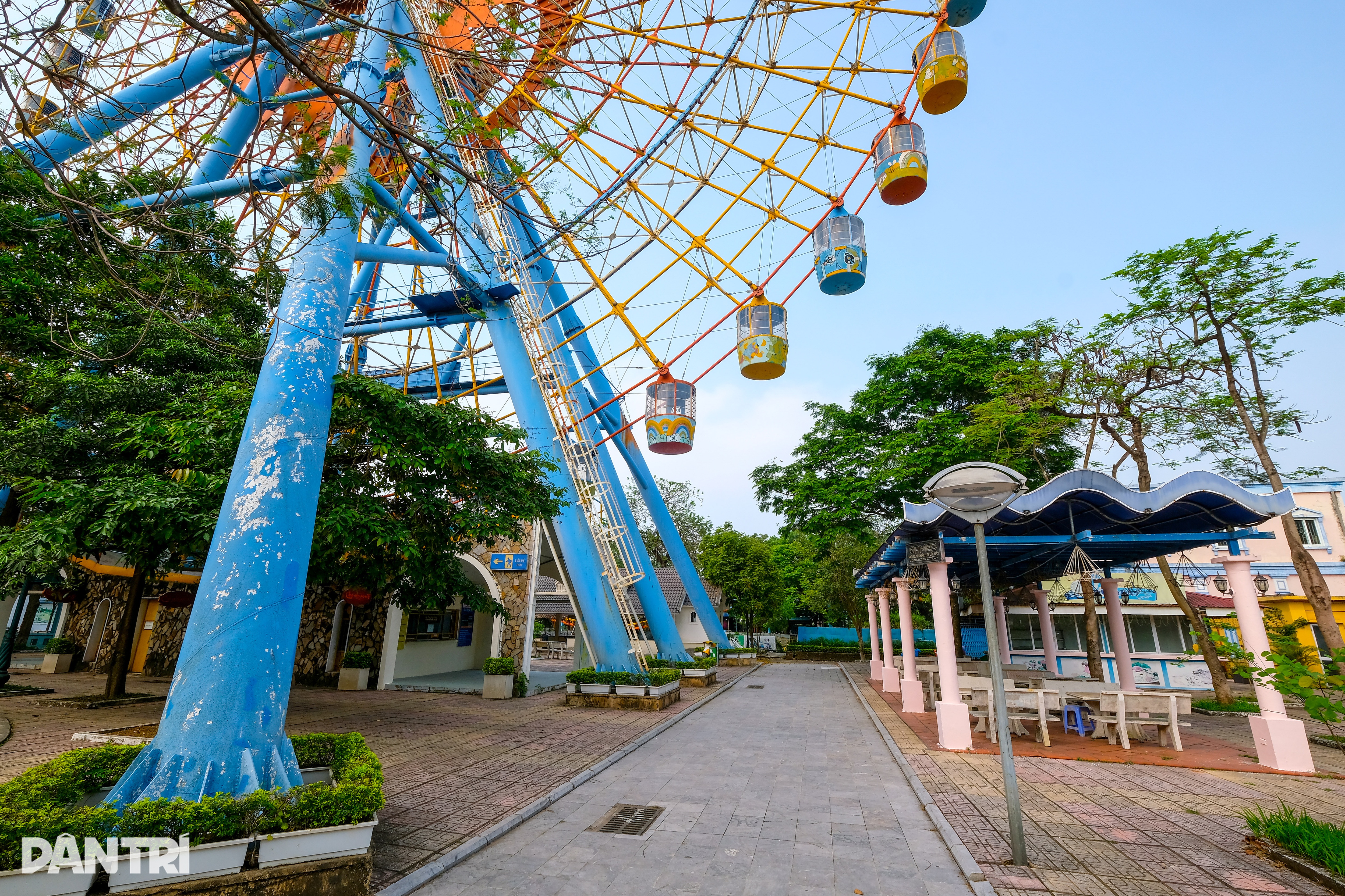 Hà Nội: Vòng đu quay khổng lồ ở công viên nước Hồ Tây thoi thóp chờ chết - 7 Hà Nội: Vòng đu quay khổng lồ ở công viên nước Hồ Tây thoi thóp chờ chết - 7