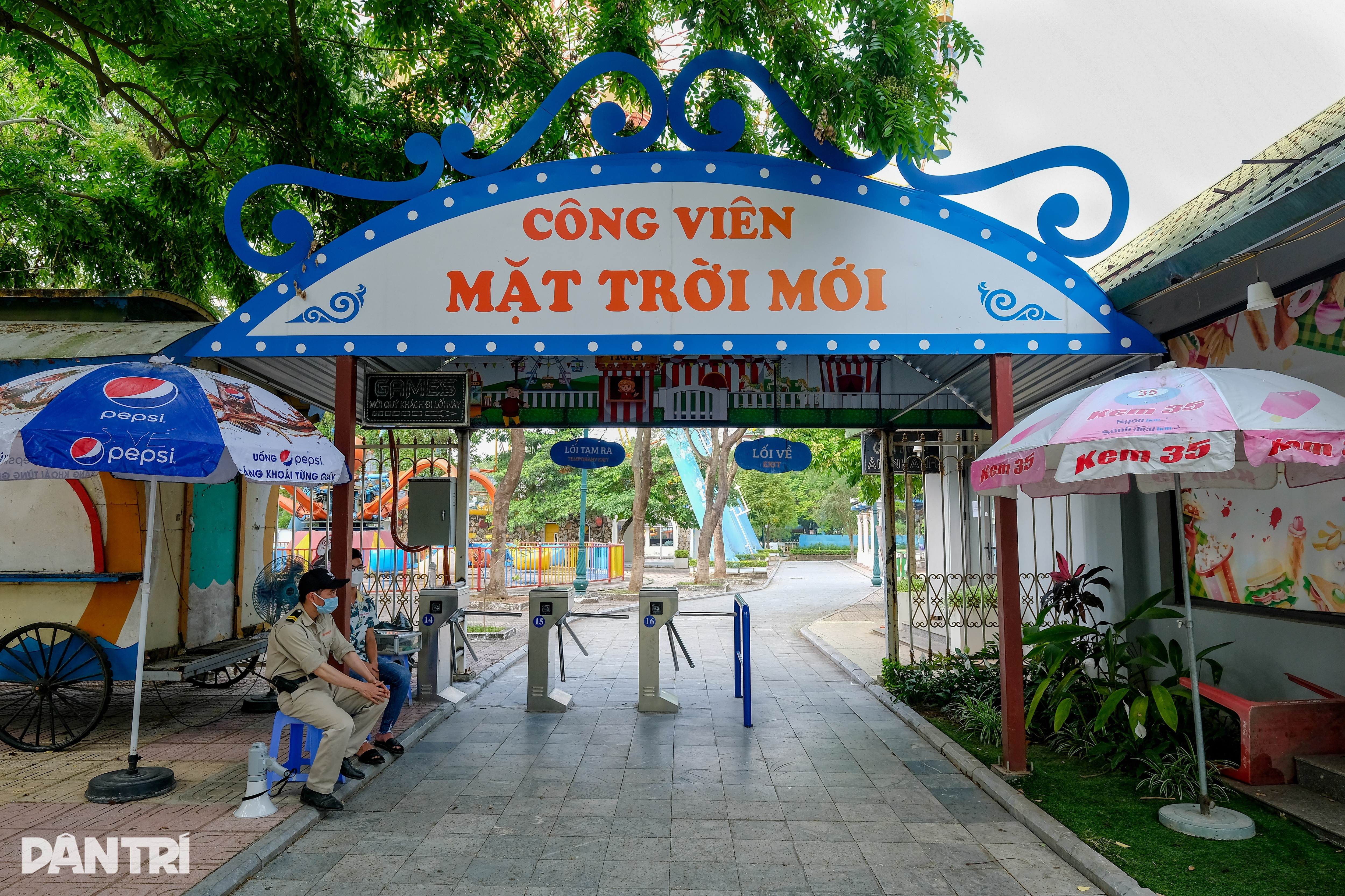 Hà Nội: Vòng đu quay khổng lồ ở công viên nước Hồ Tây thoi thóp chờ chết - 4